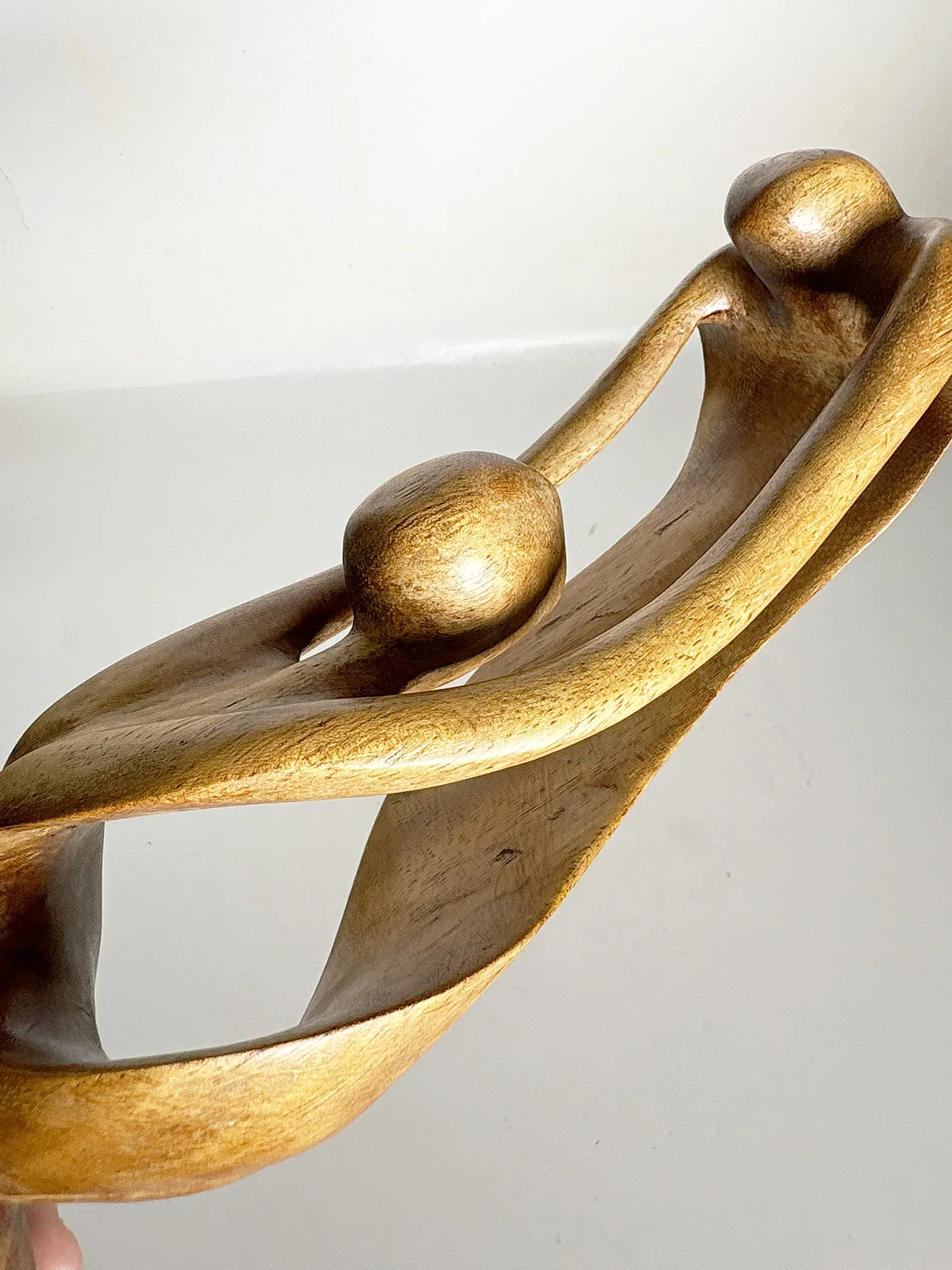 Scultura in legno raffigurante una donna e un bambino, anni '60 11