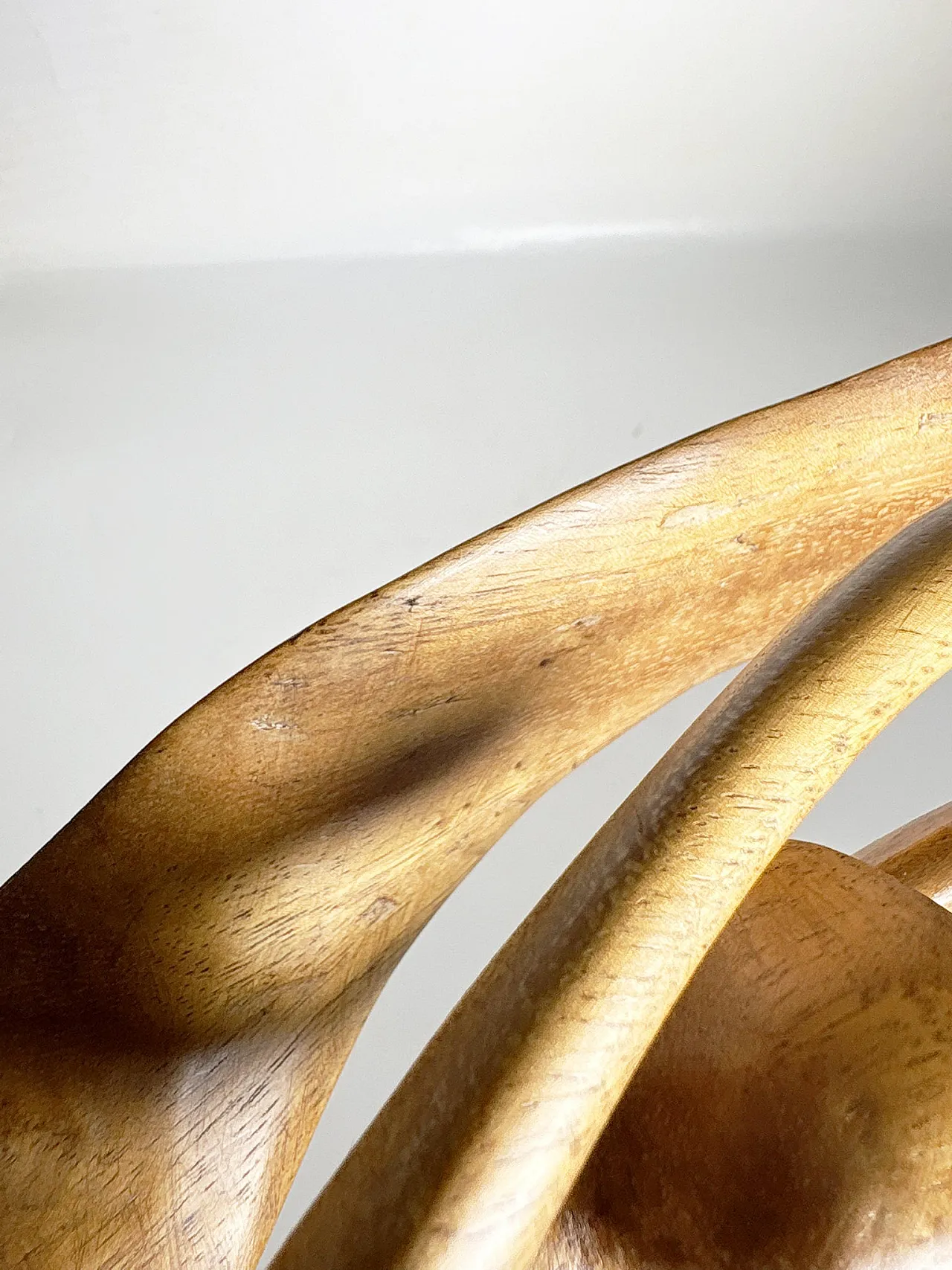 Scultura in legno raffigurante una donna e un bambino, anni '60 12
