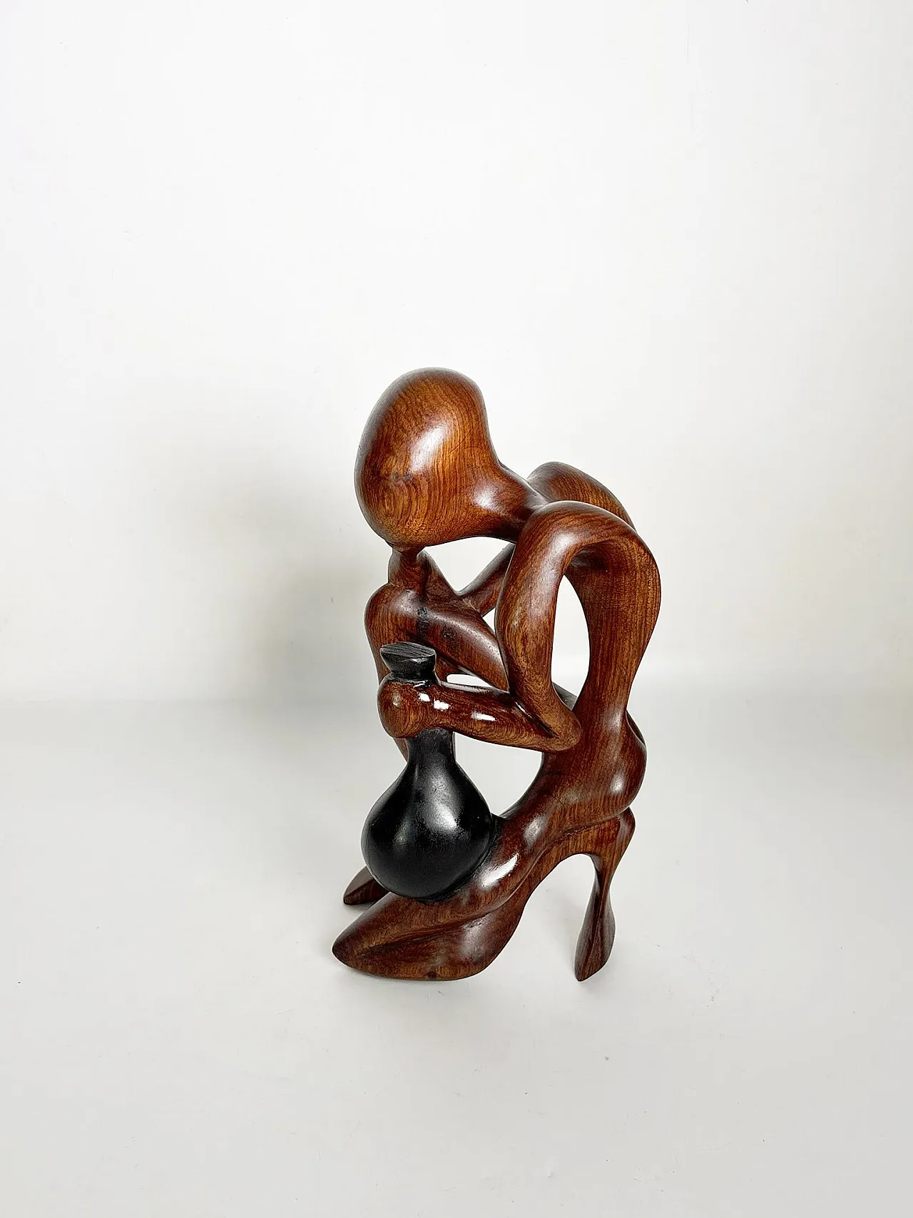Scultura in legno raffigurante una donna accovacciata, anni ’70 2