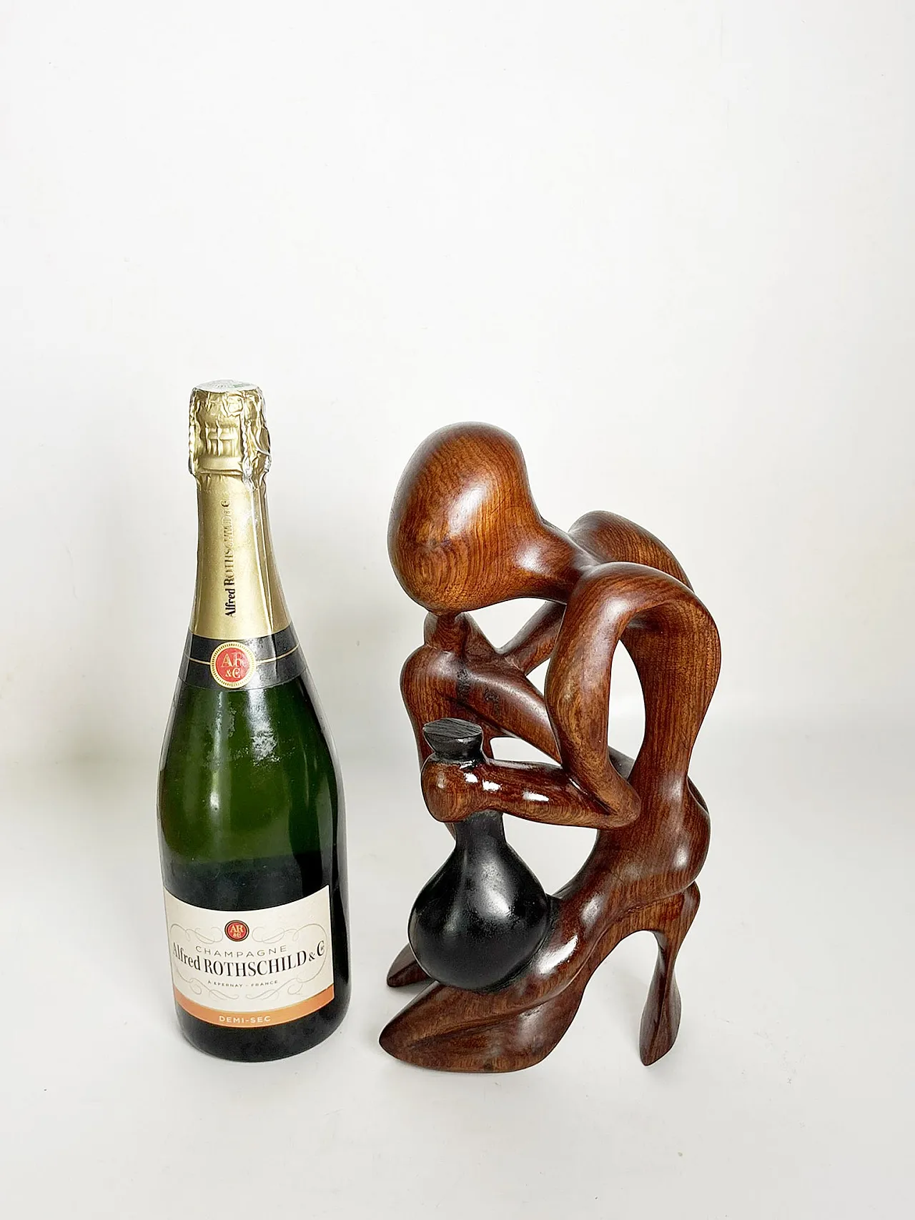Scultura in legno raffigurante una donna accovacciata, anni ’70 3