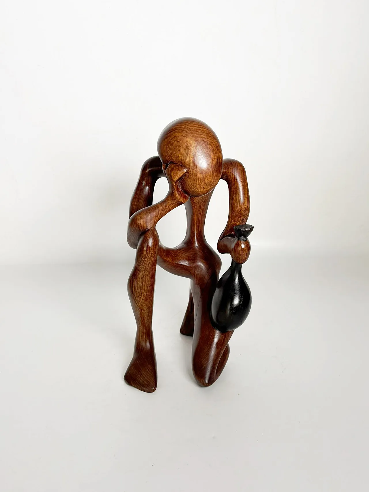 Scultura in legno raffigurante una donna accovacciata, anni ’70 4