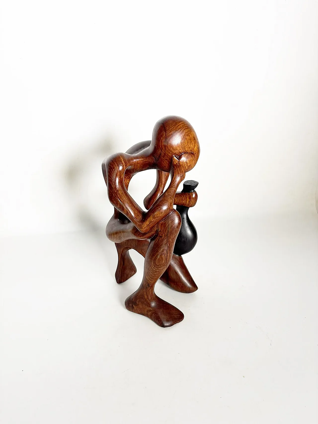Scultura in legno raffigurante una donna accovacciata, anni ’70 5