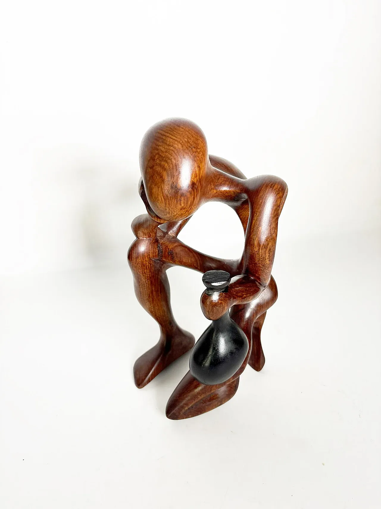 Scultura in legno raffigurante una donna accovacciata, anni ’70 6
