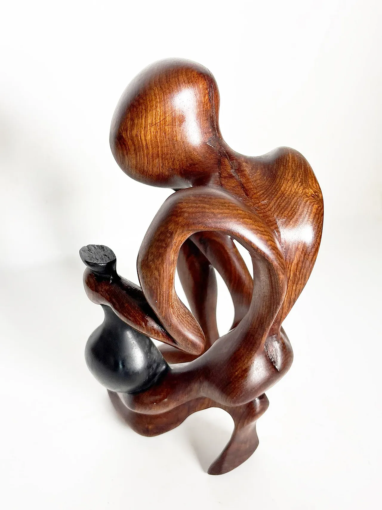 Scultura in legno raffigurante una donna accovacciata, anni ’70 7