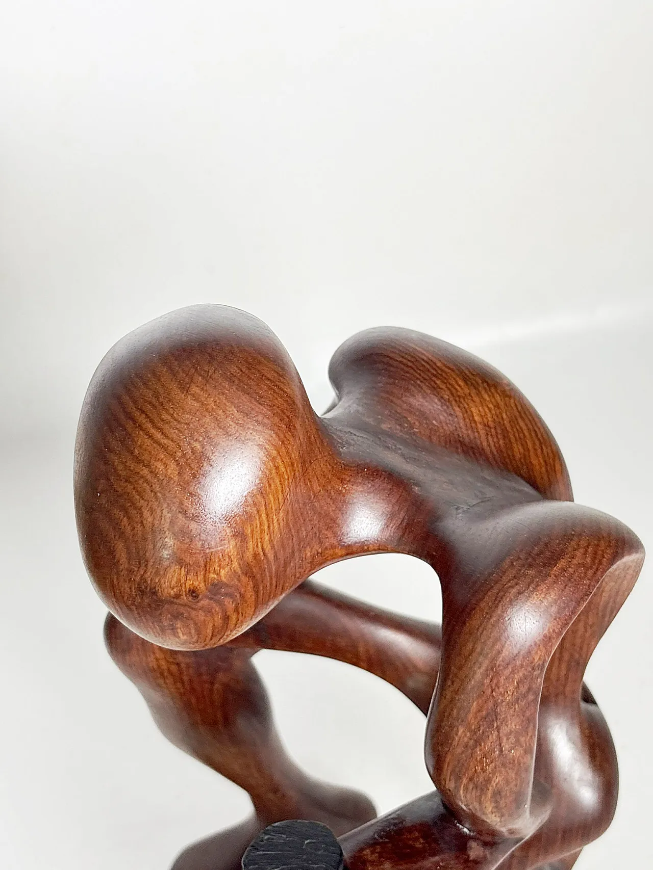 Scultura in legno raffigurante una donna accovacciata, anni ’70 8