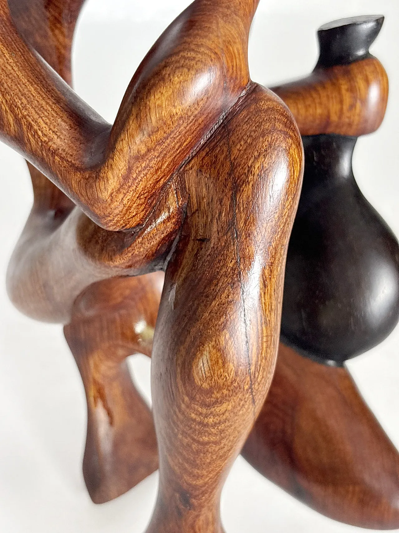 Scultura in legno raffigurante una donna accovacciata, anni ’70 9