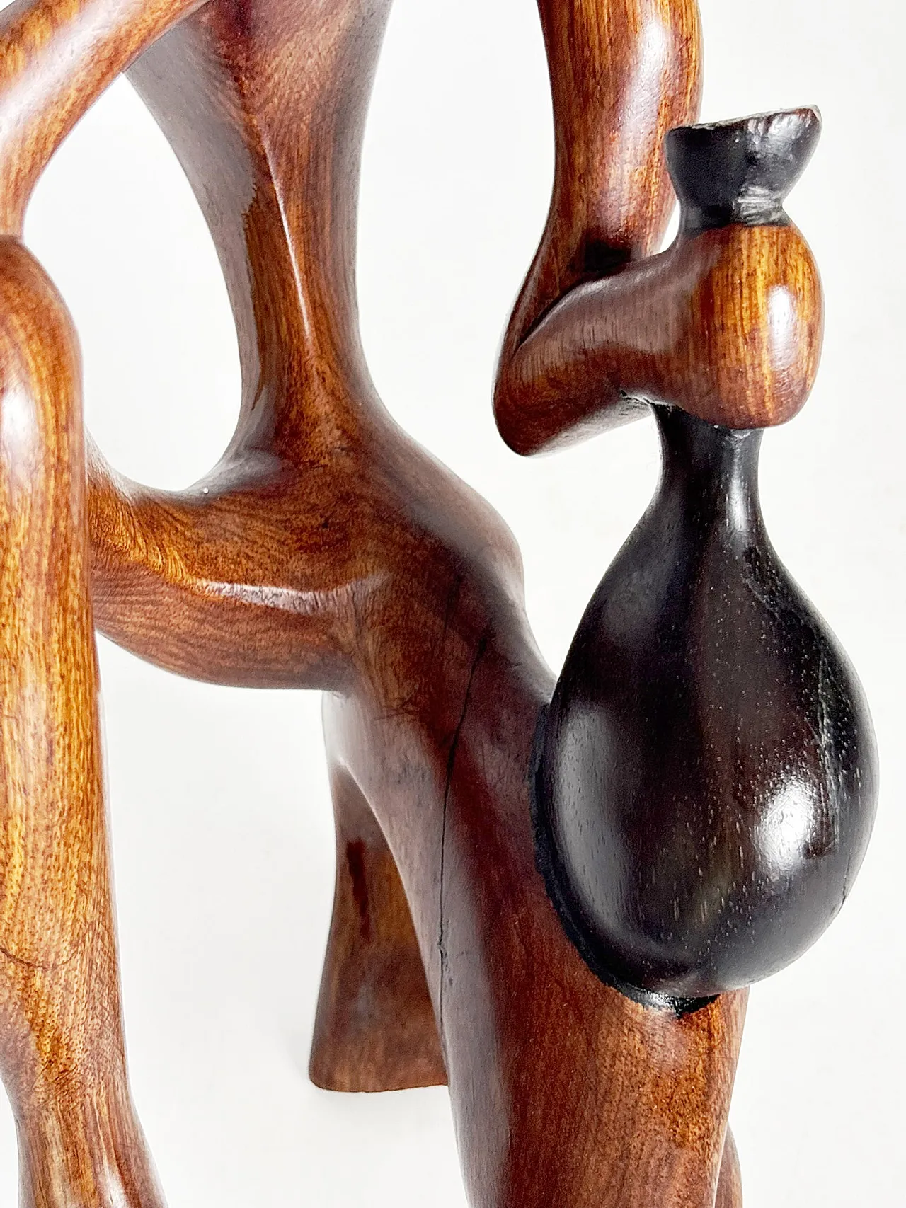 Scultura in legno raffigurante una donna accovacciata, anni ’70 10