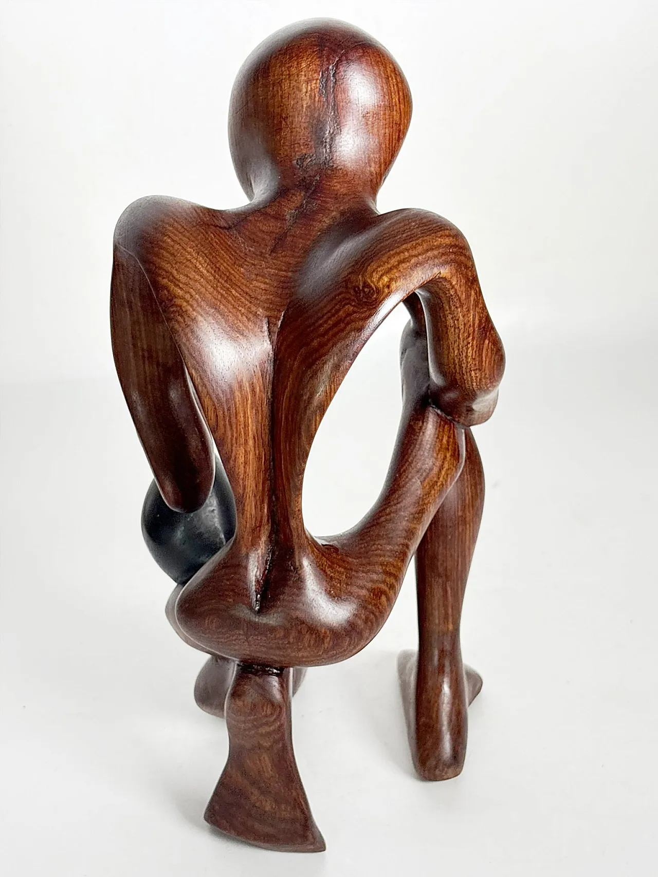 Scultura in legno raffigurante una donna accovacciata, anni ’70 11