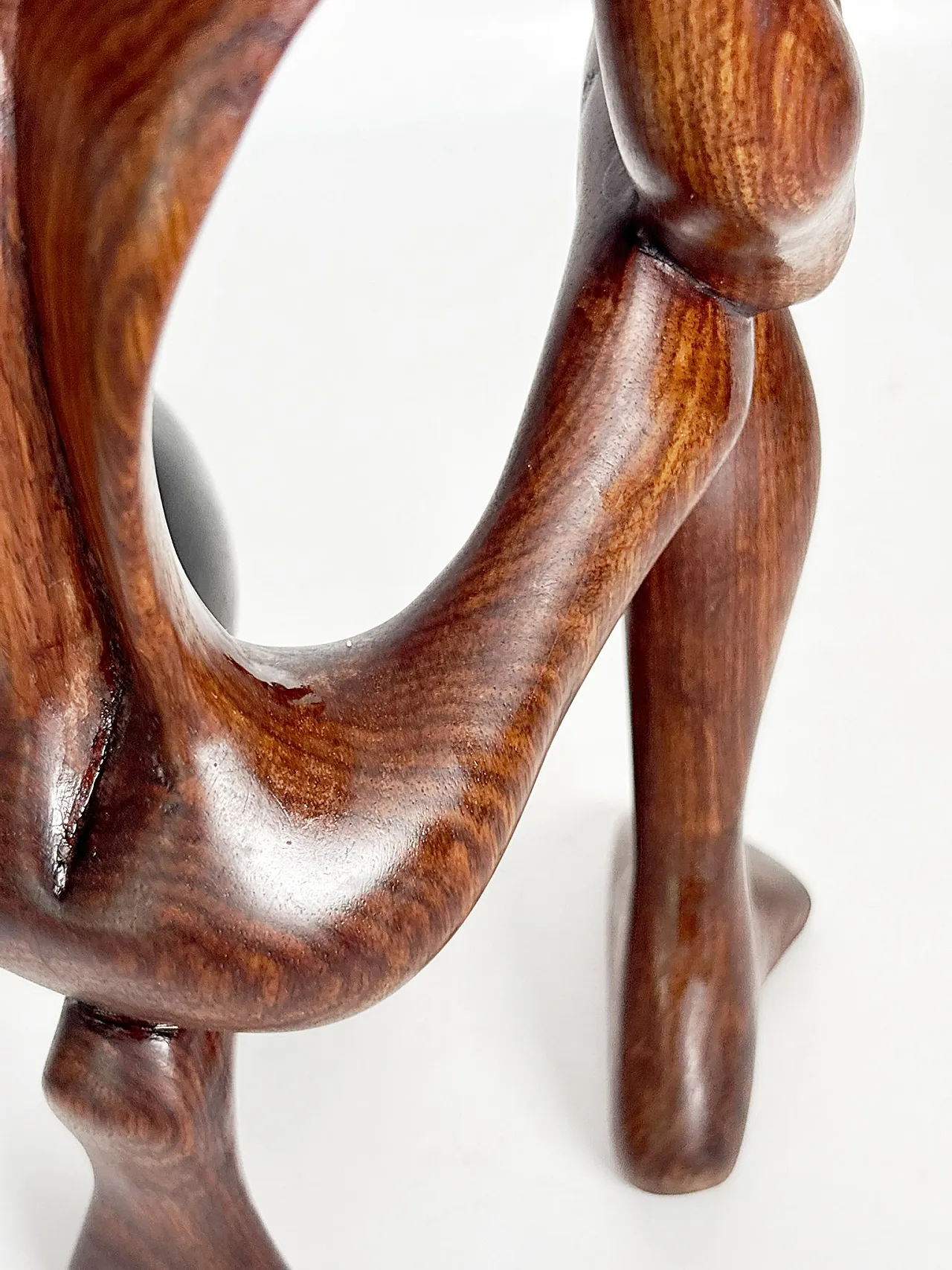 Scultura in legno raffigurante una donna accovacciata, anni ’70 12