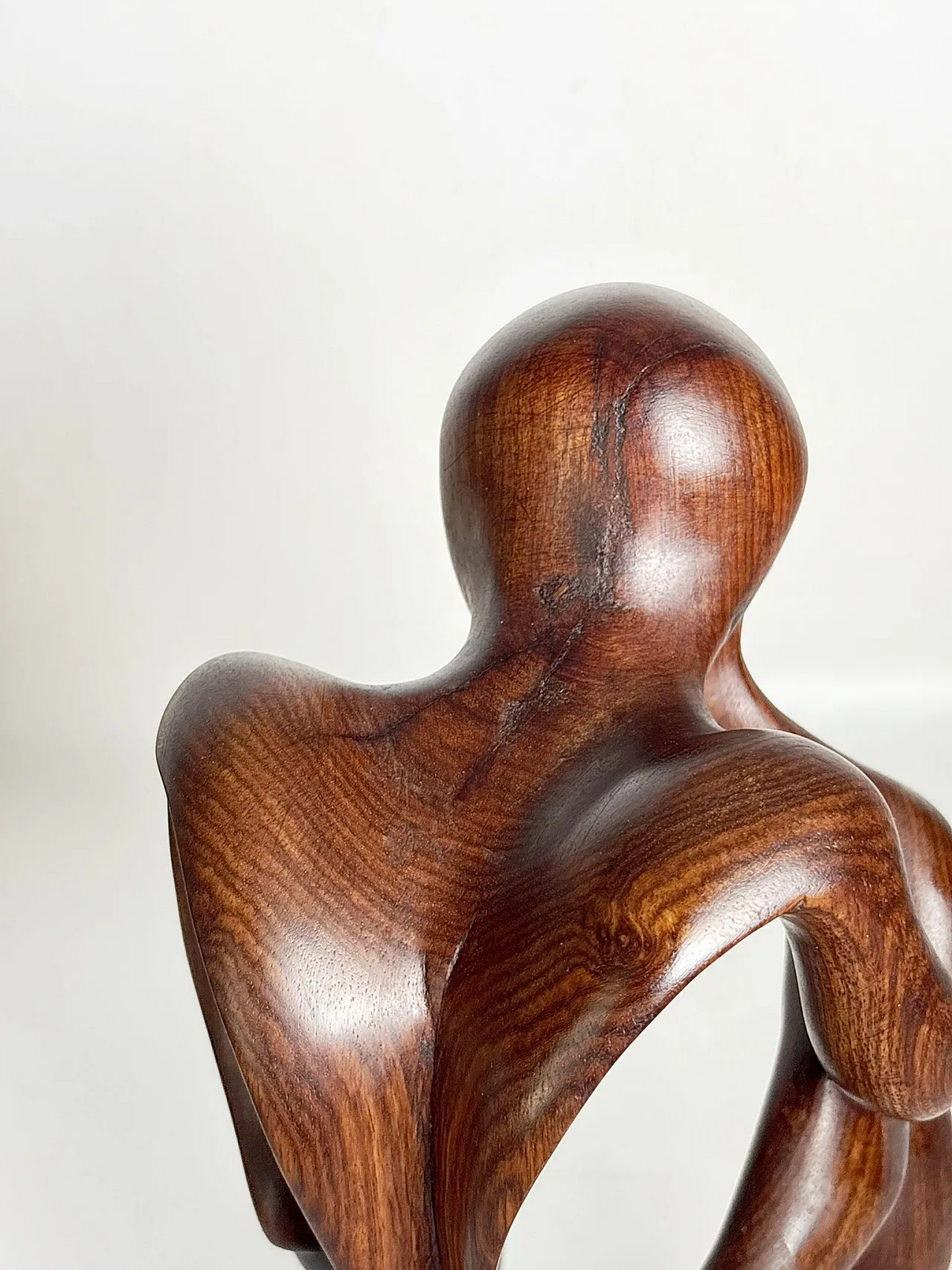 Scultura in legno raffigurante una donna accovacciata, anni ’70 13