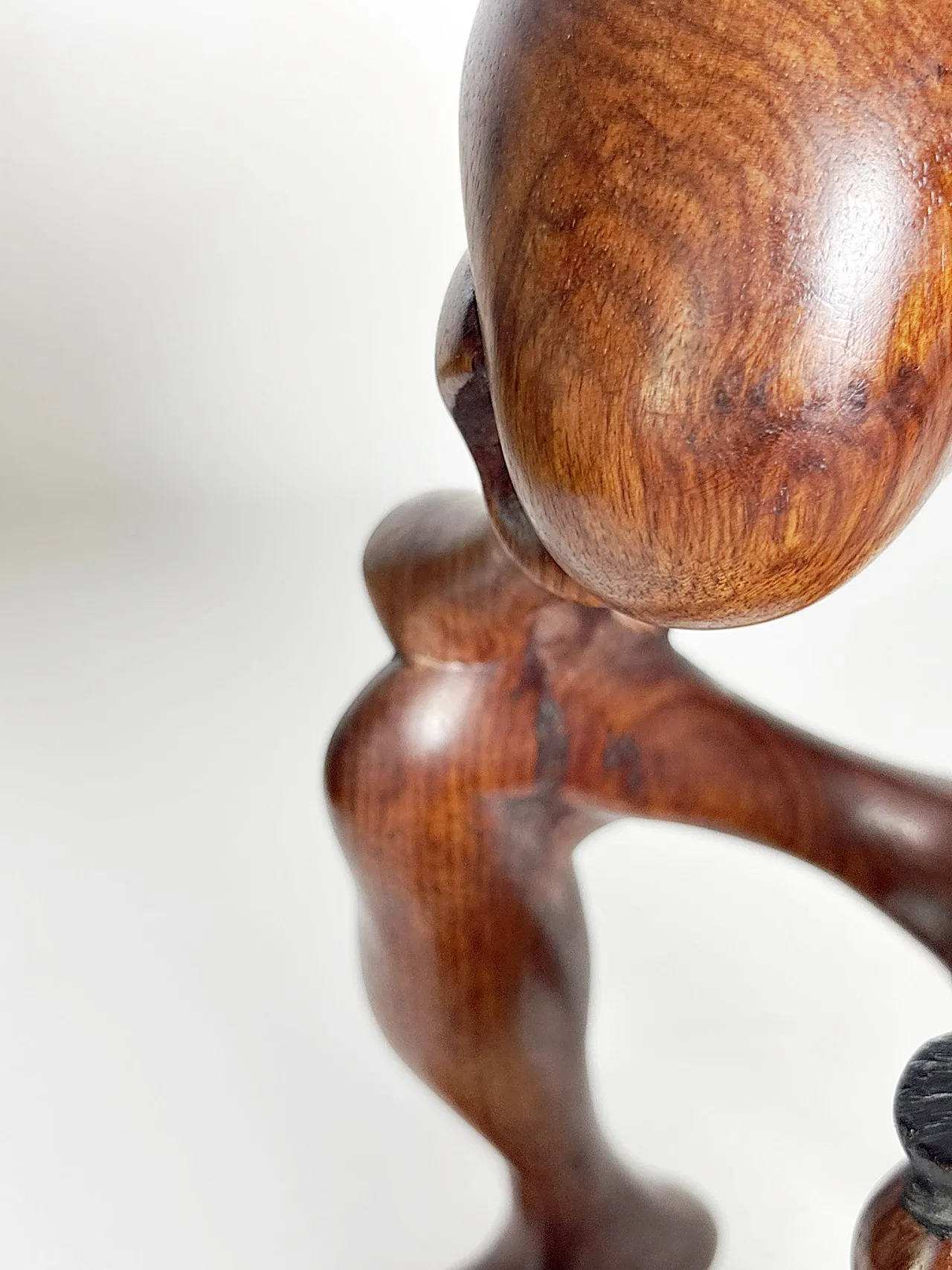 Scultura in legno raffigurante una donna accovacciata, anni ’70 14