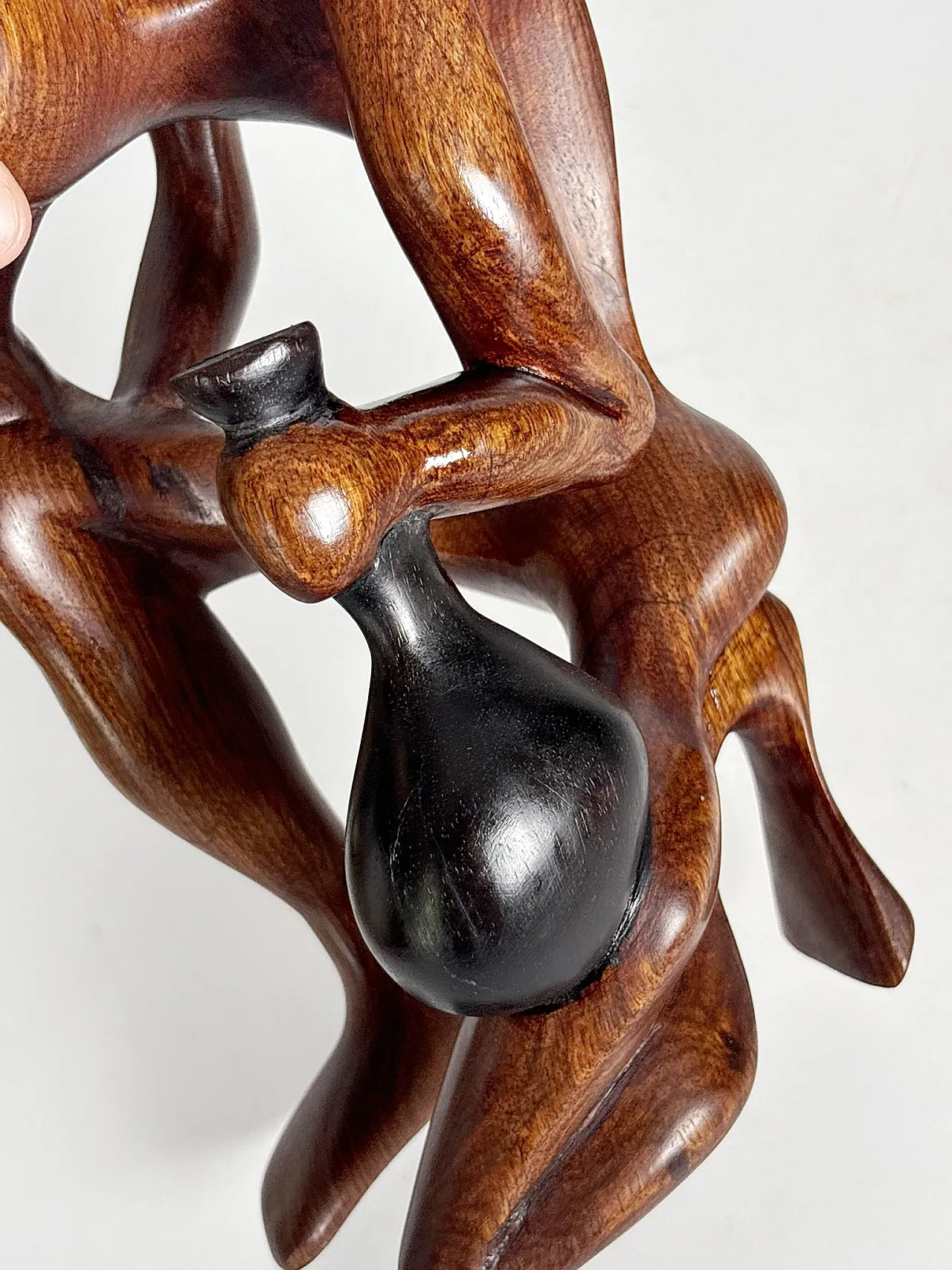 Scultura in legno raffigurante una donna accovacciata, anni ’70 15
