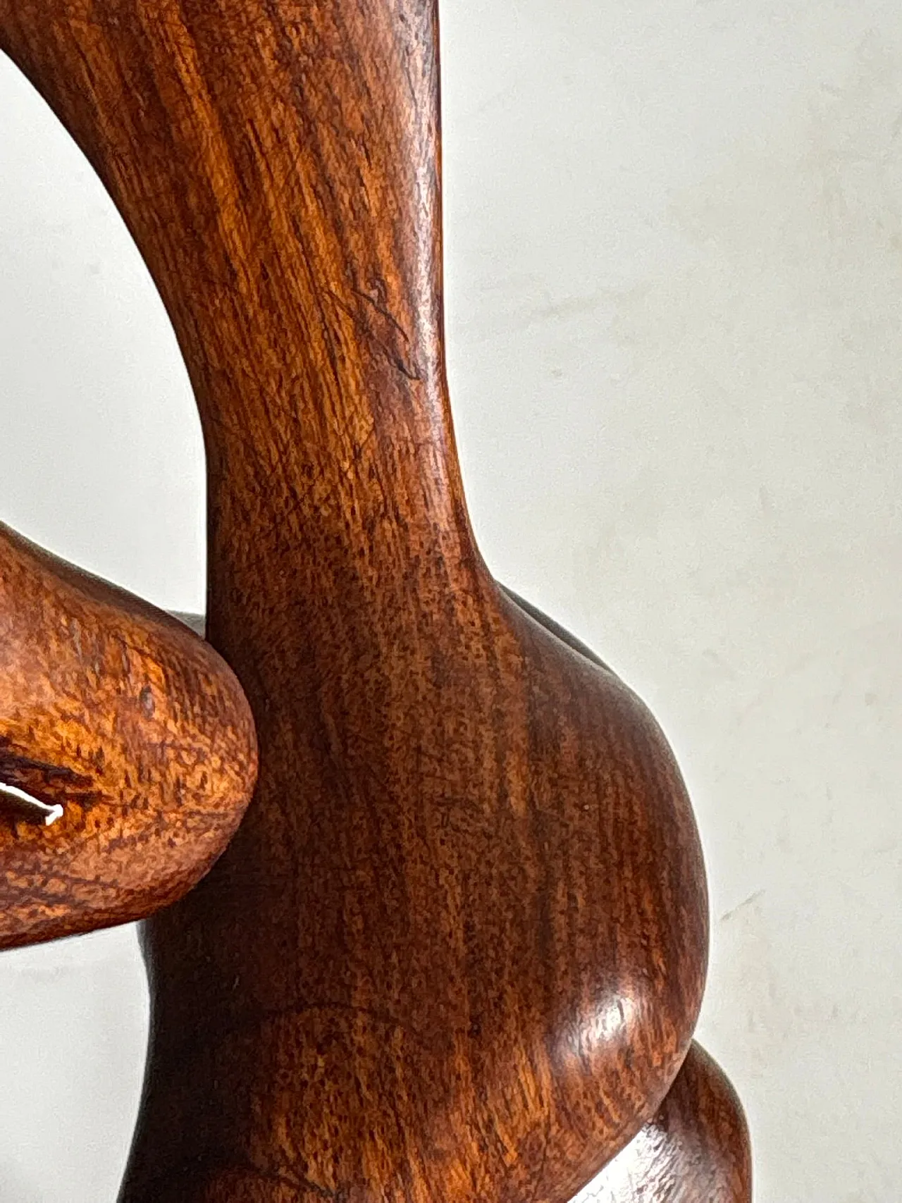 Scultura in legno raffigurante una donna accovacciata, anni ’70 16
