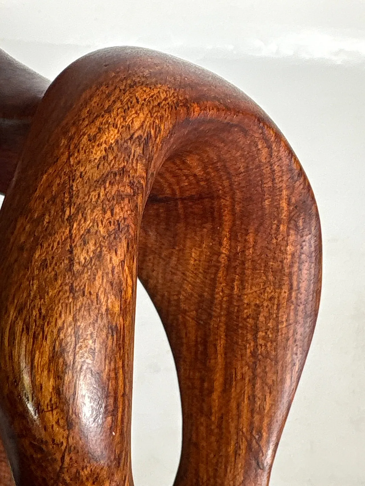 Scultura in legno raffigurante una donna accovacciata, anni ’70 17