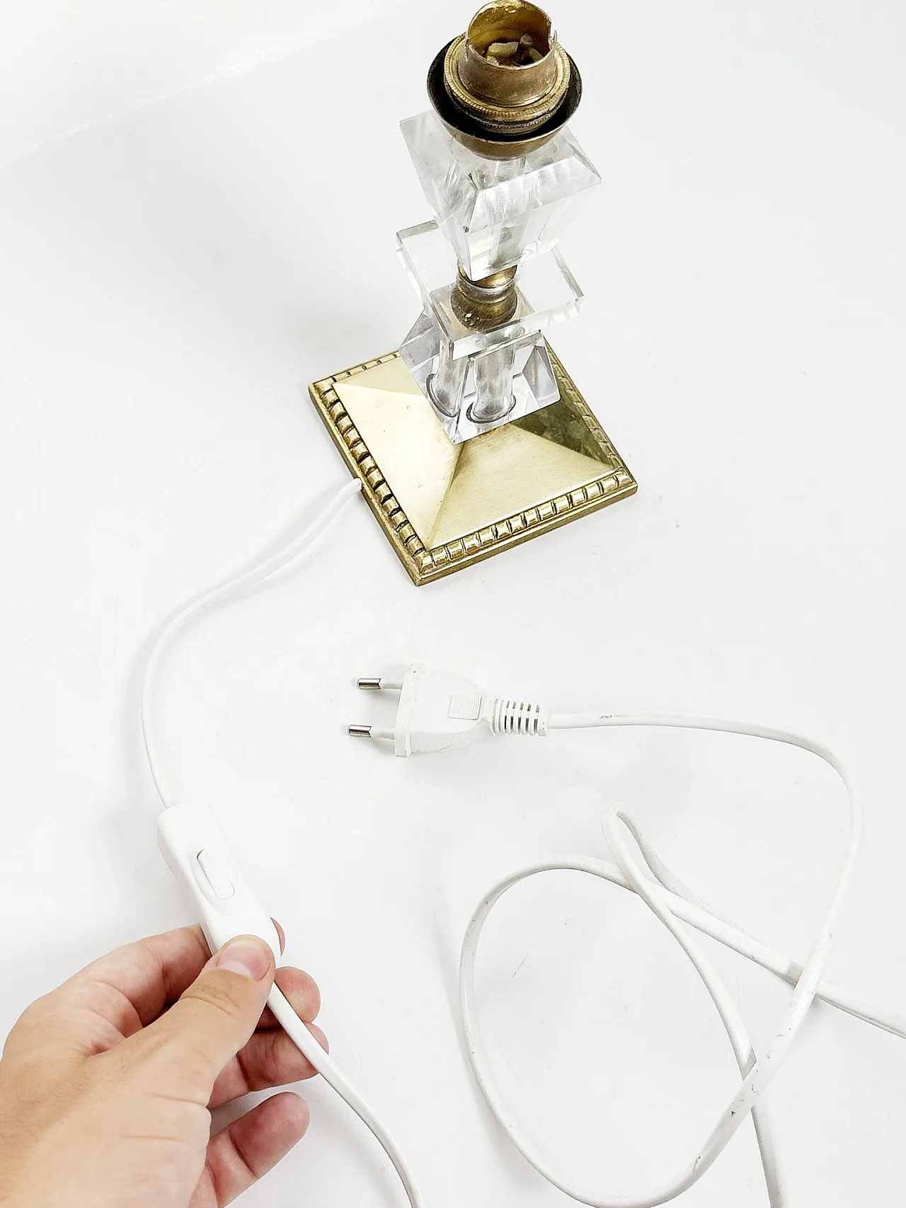Lampada da tavolo in ottone e plexiglass, anni ’40 8