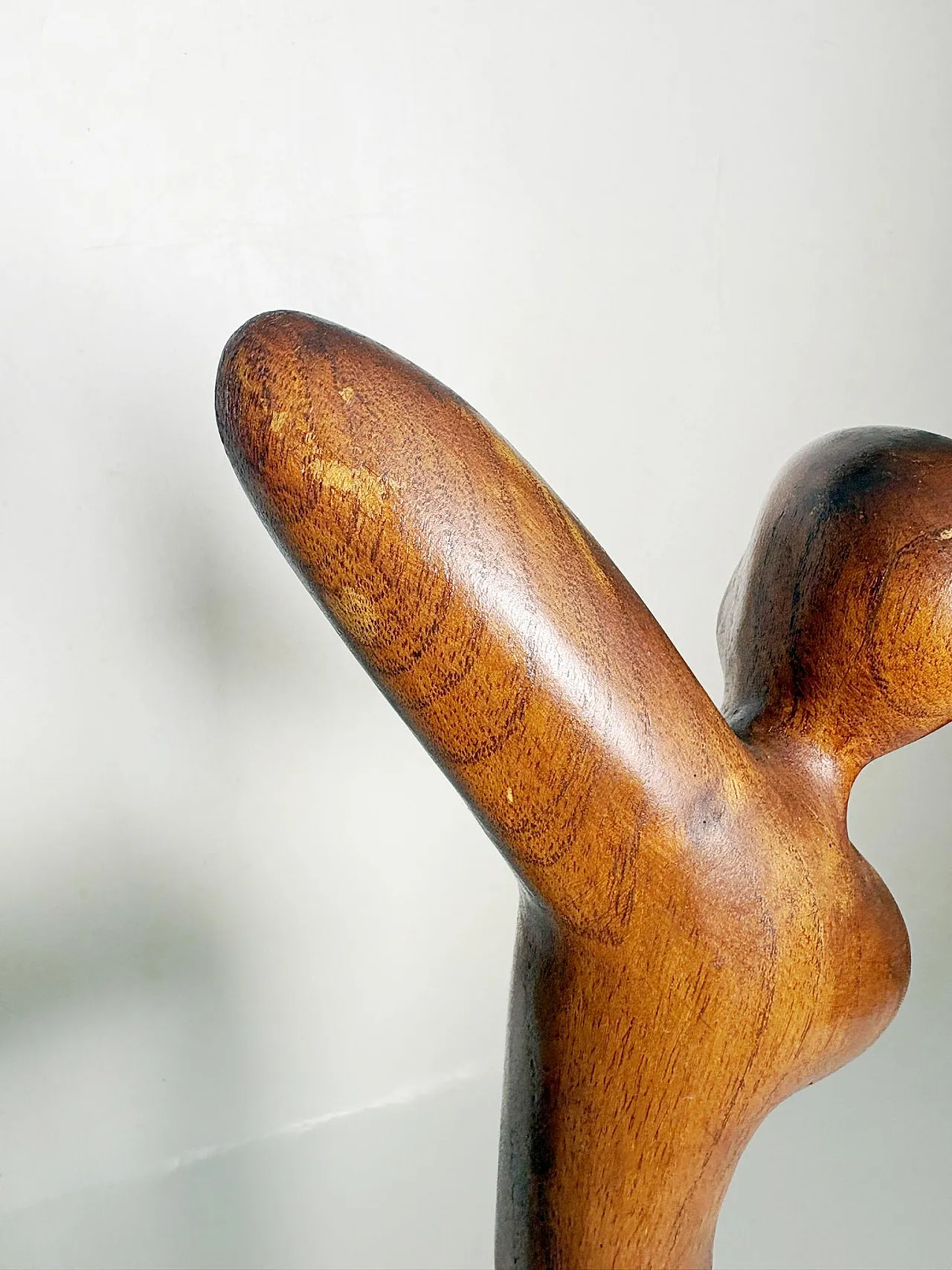 Scultura in legno raffigurante una donna, anni ’60 7
