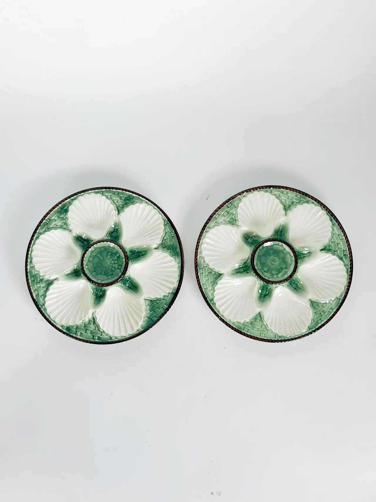 Coppia di piatti da ostriche in maiolica, anni ’20 2