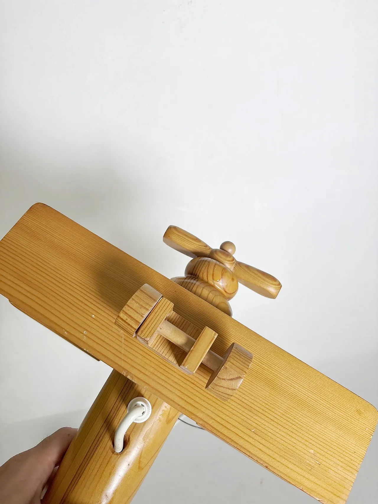 Lampada a sospensione a forma di aeroplano in legno di pino, anni ’70 6
