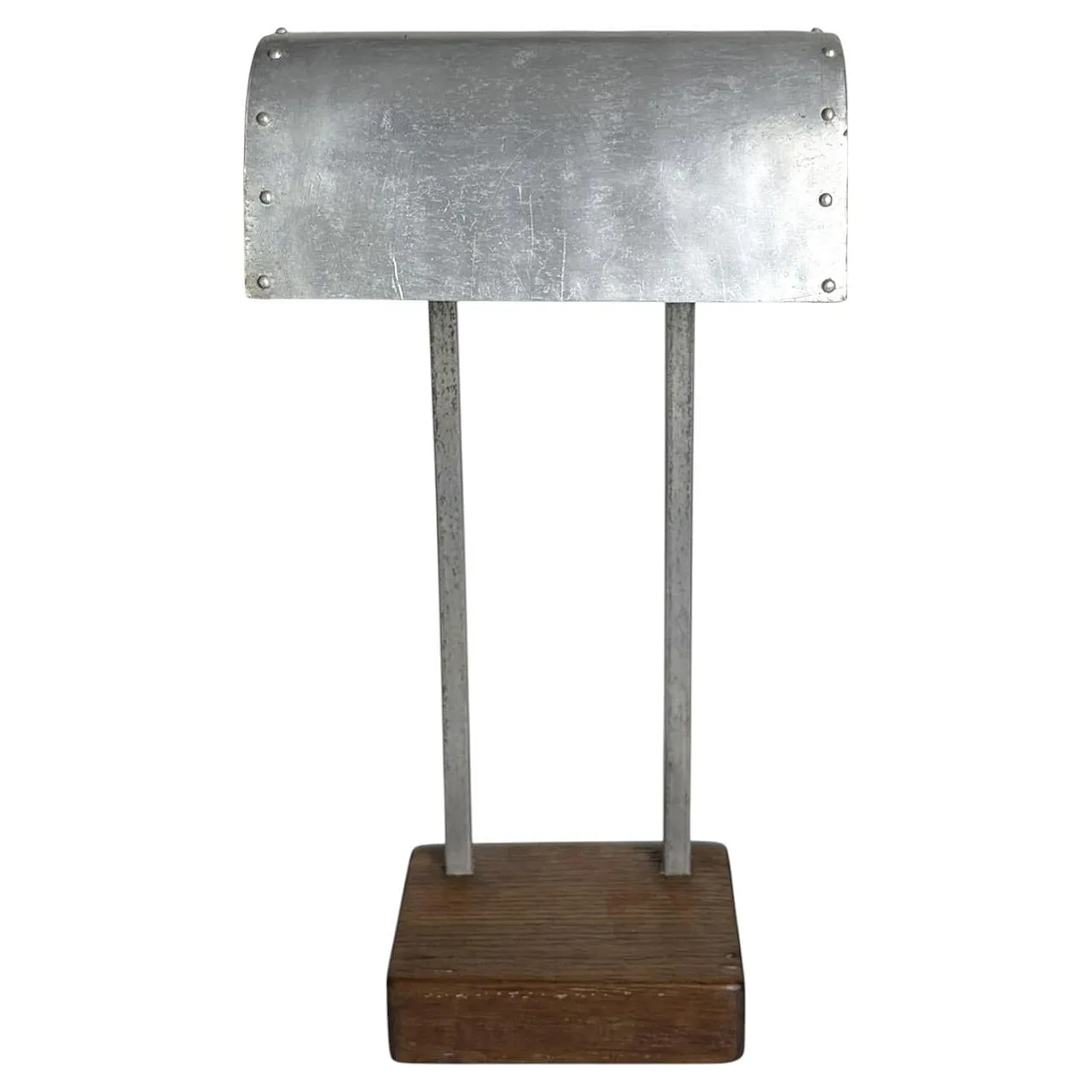 Lampada da tavolo con paralume in alluminio e base in legno, '900 1