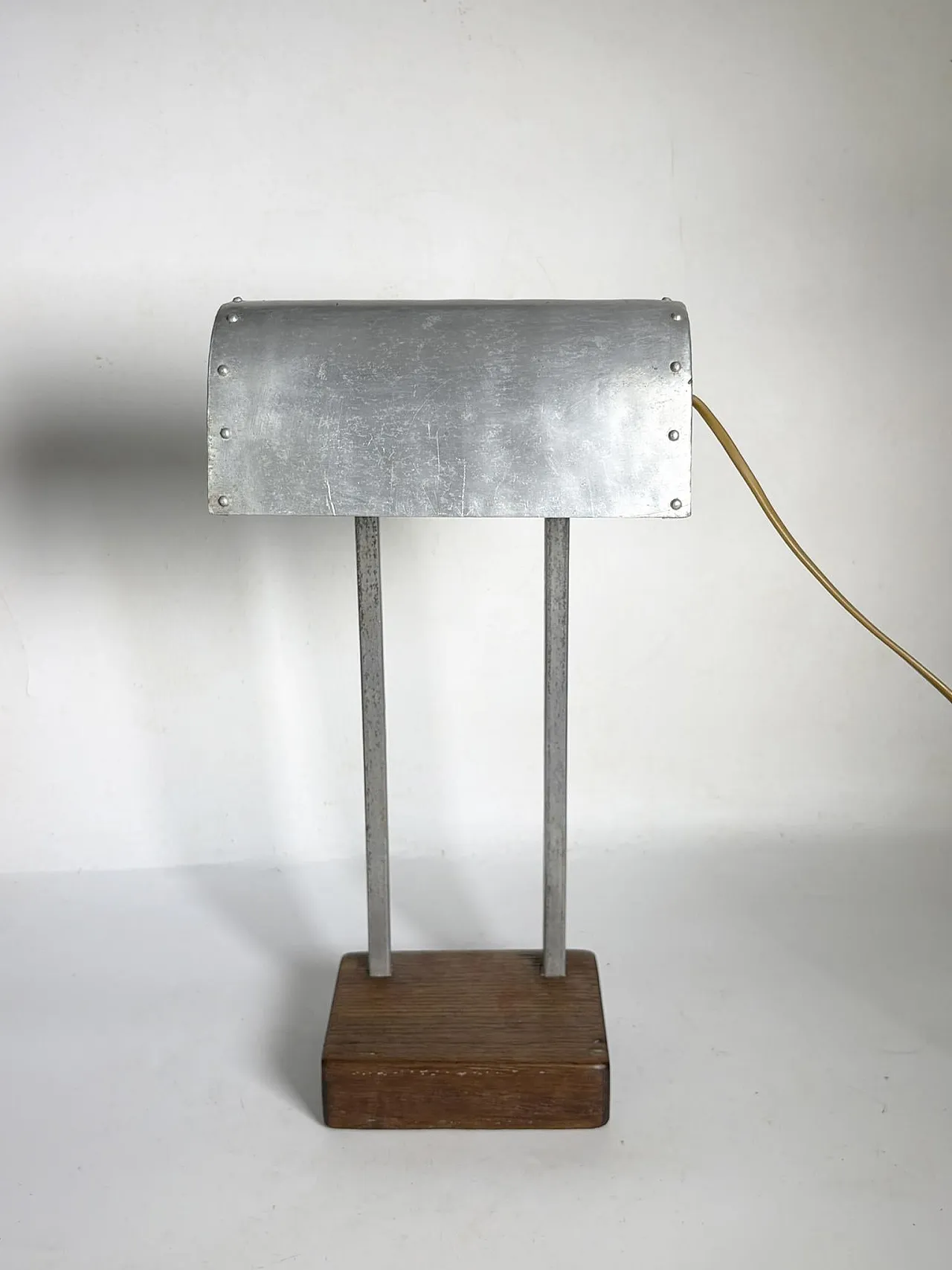 Lampada da tavolo con paralume in alluminio e base in legno, '900 2