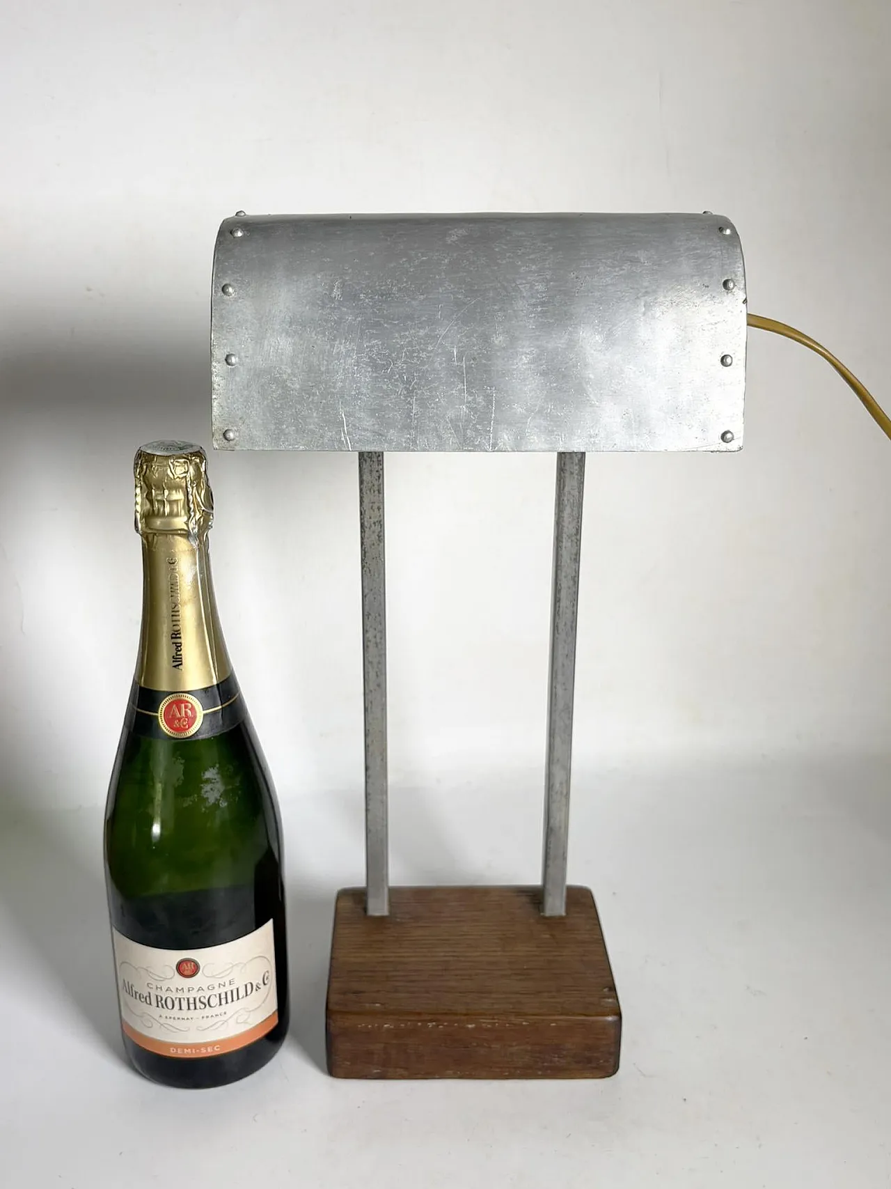 Lampada da tavolo con paralume in alluminio e base in legno, '900 3