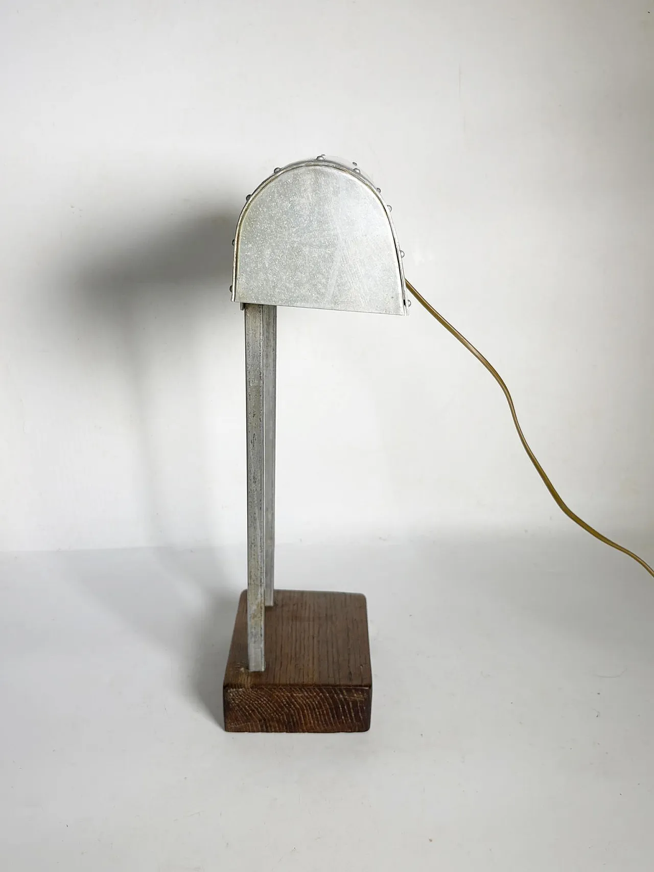 Lampada da tavolo con paralume in alluminio e base in legno, '900 4