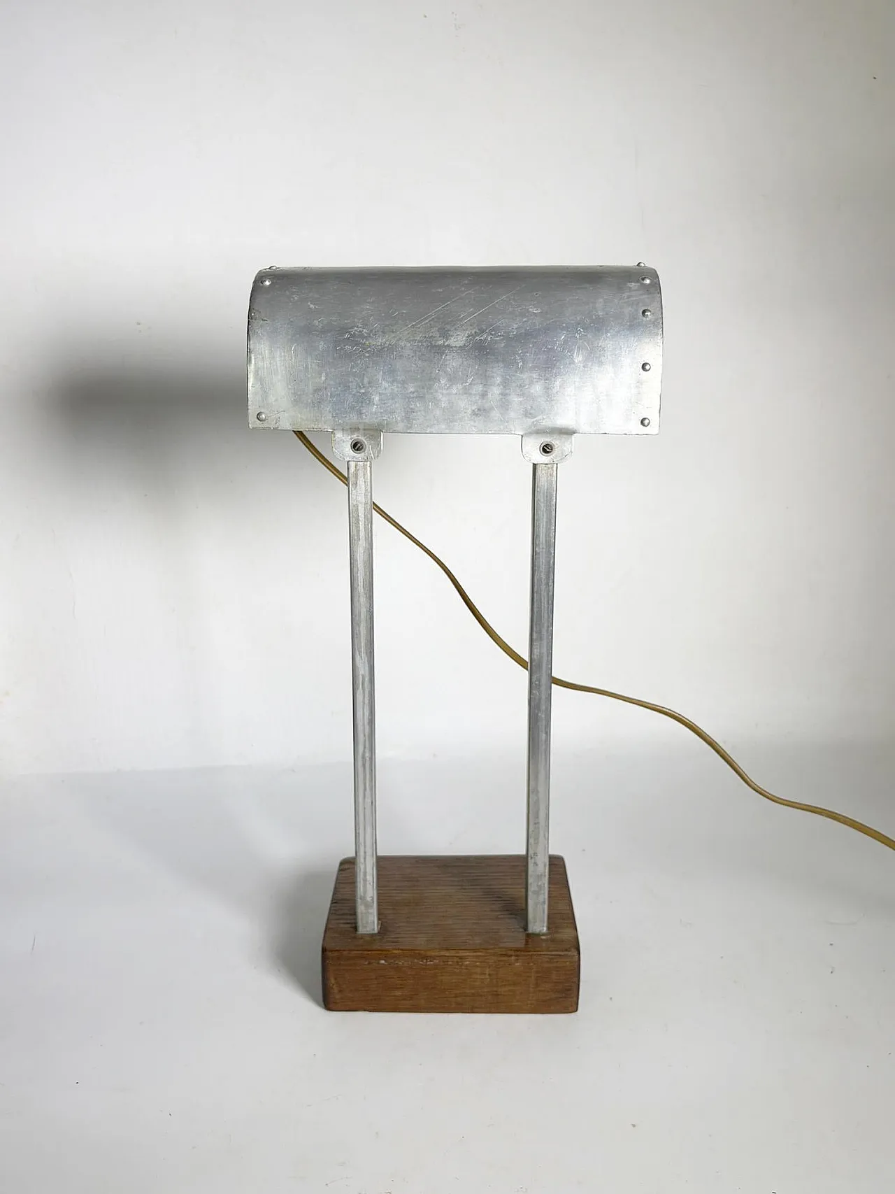 Lampada da tavolo con paralume in alluminio e base in legno, '900 5