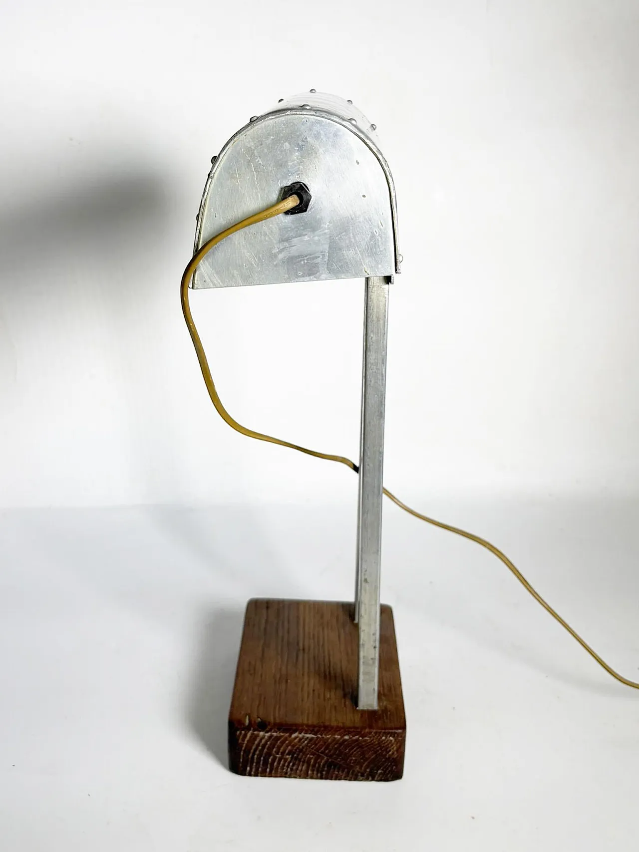 Lampada da tavolo con paralume in alluminio e base in legno, '900 6