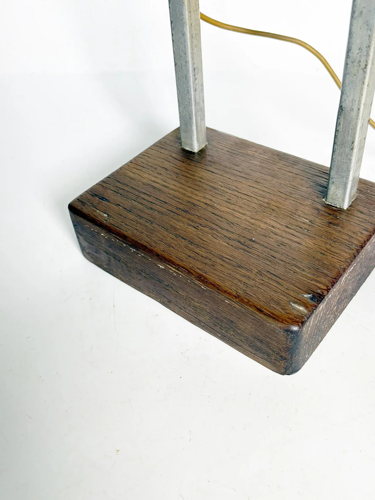 Lampada da tavolo con paralume in alluminio e base in legno, '900 8