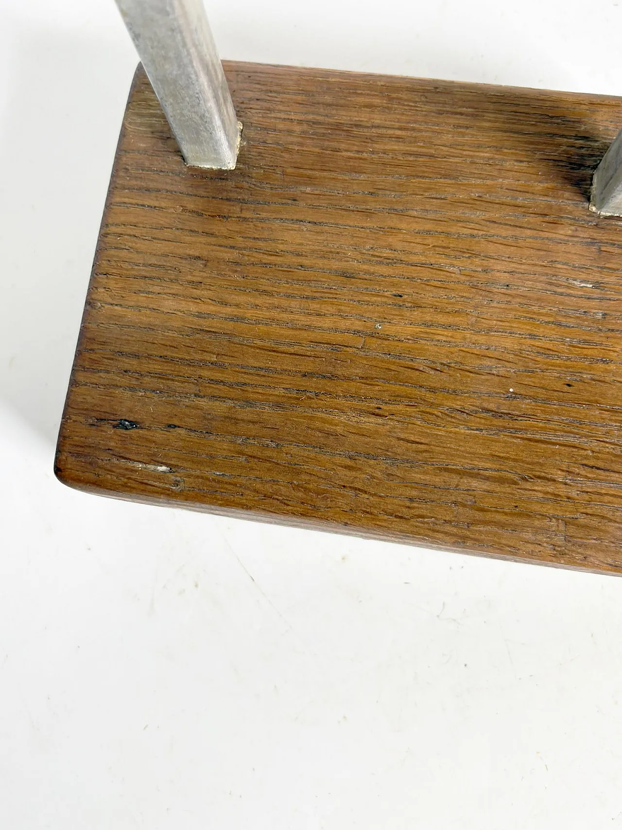 Lampada da tavolo con paralume in alluminio e base in legno, '900 9