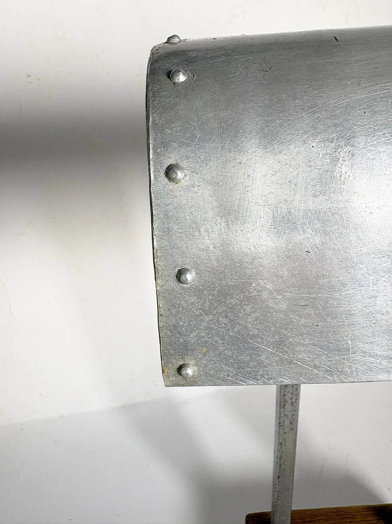 Lampada da tavolo con paralume in alluminio e base in legno, '900 11