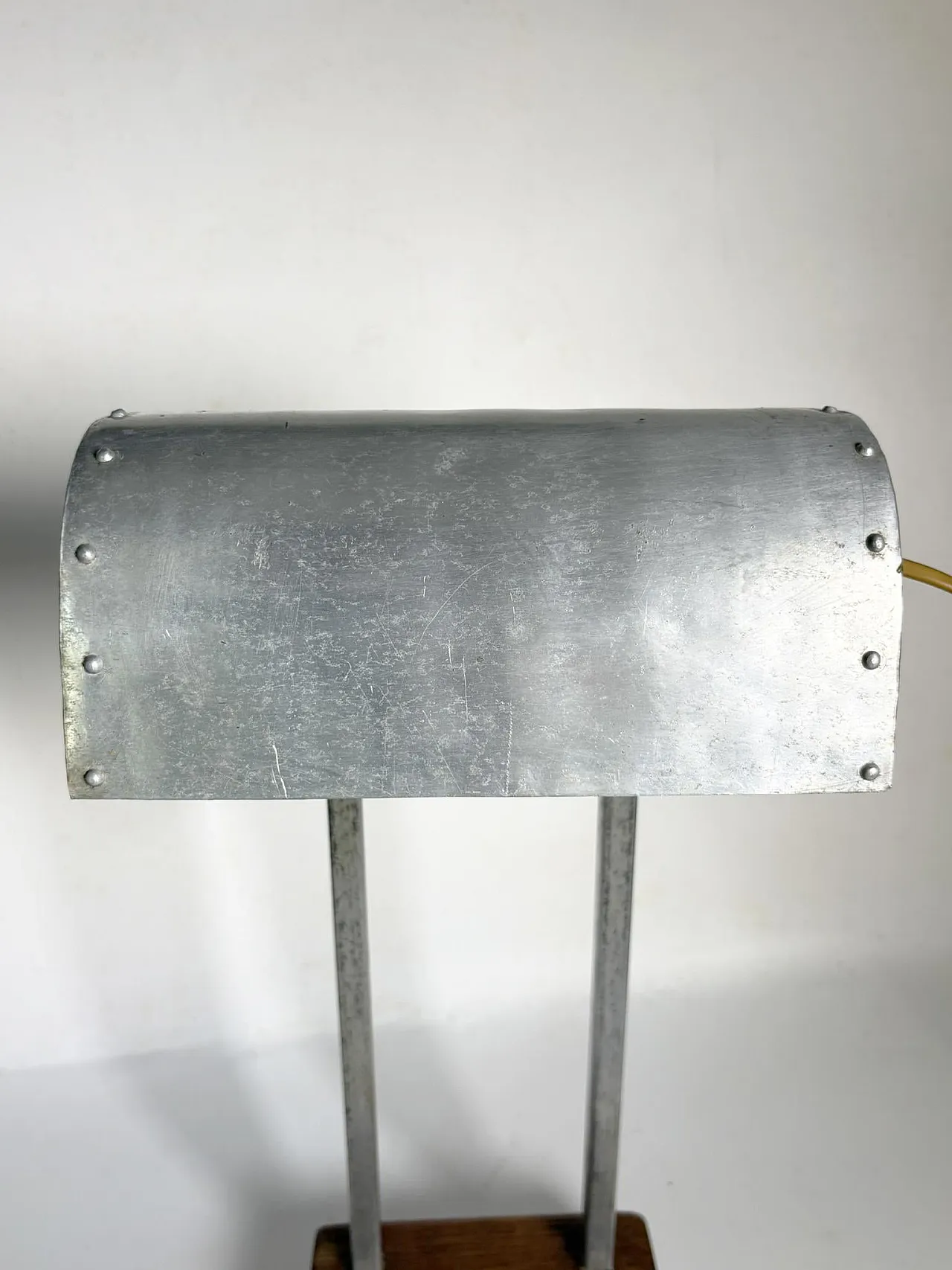 Lampada da tavolo con paralume in alluminio e base in legno, '900 12
