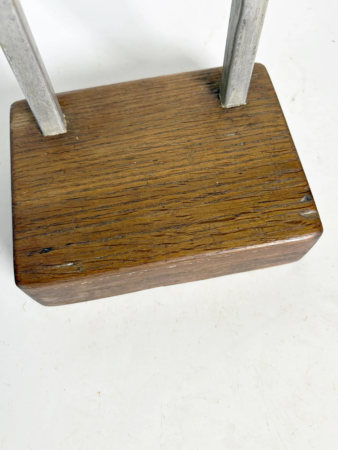 Lampada da tavolo con paralume in alluminio e base in legno, '900 13