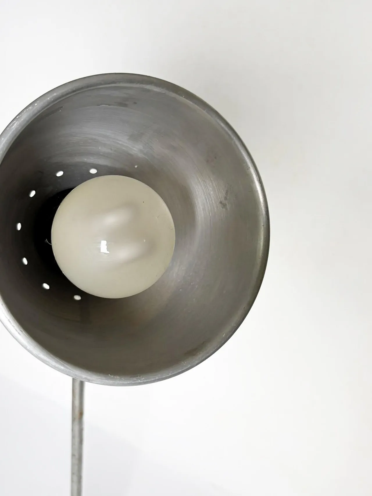Lampada da tavolo industriale con paralume in alluminio, '900 15