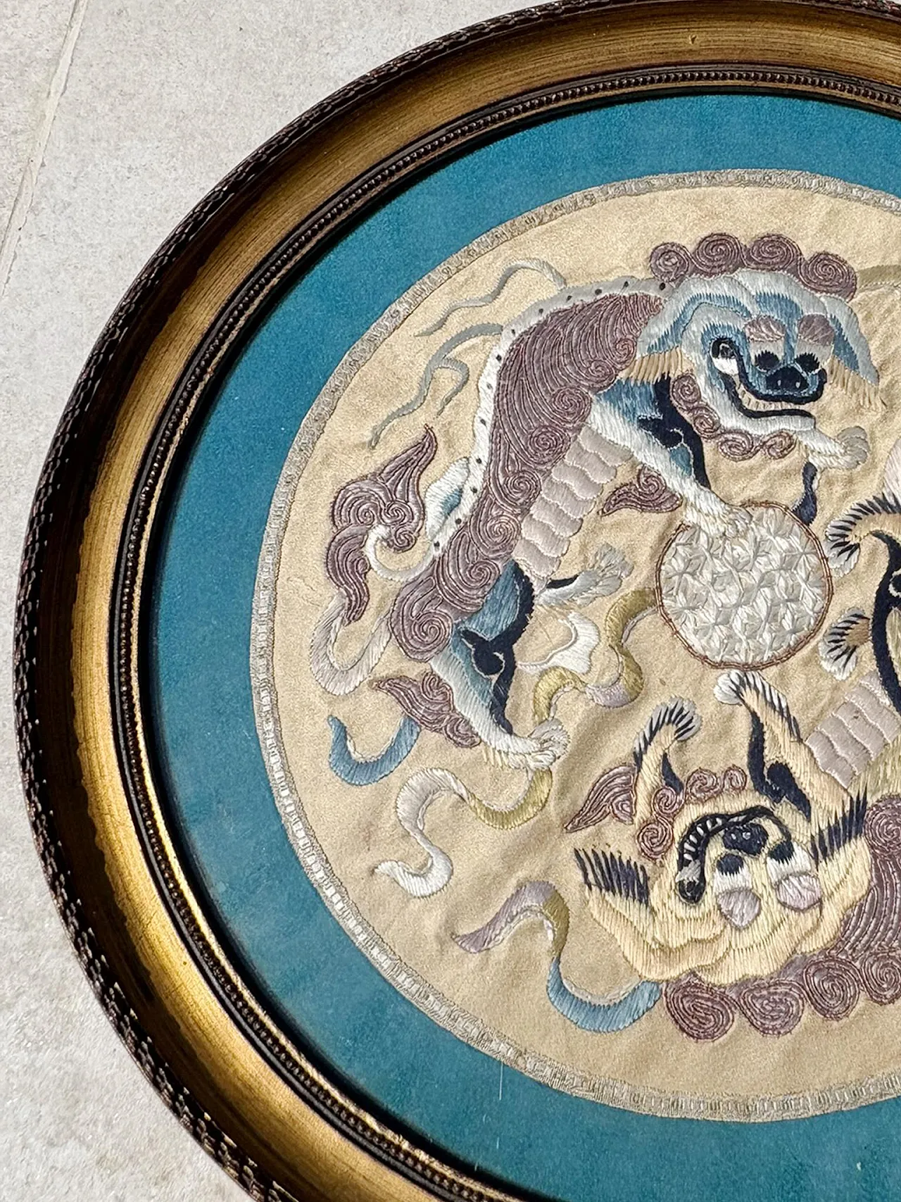 Silk embroidery artwork in a gilt frame, 19th century 3
