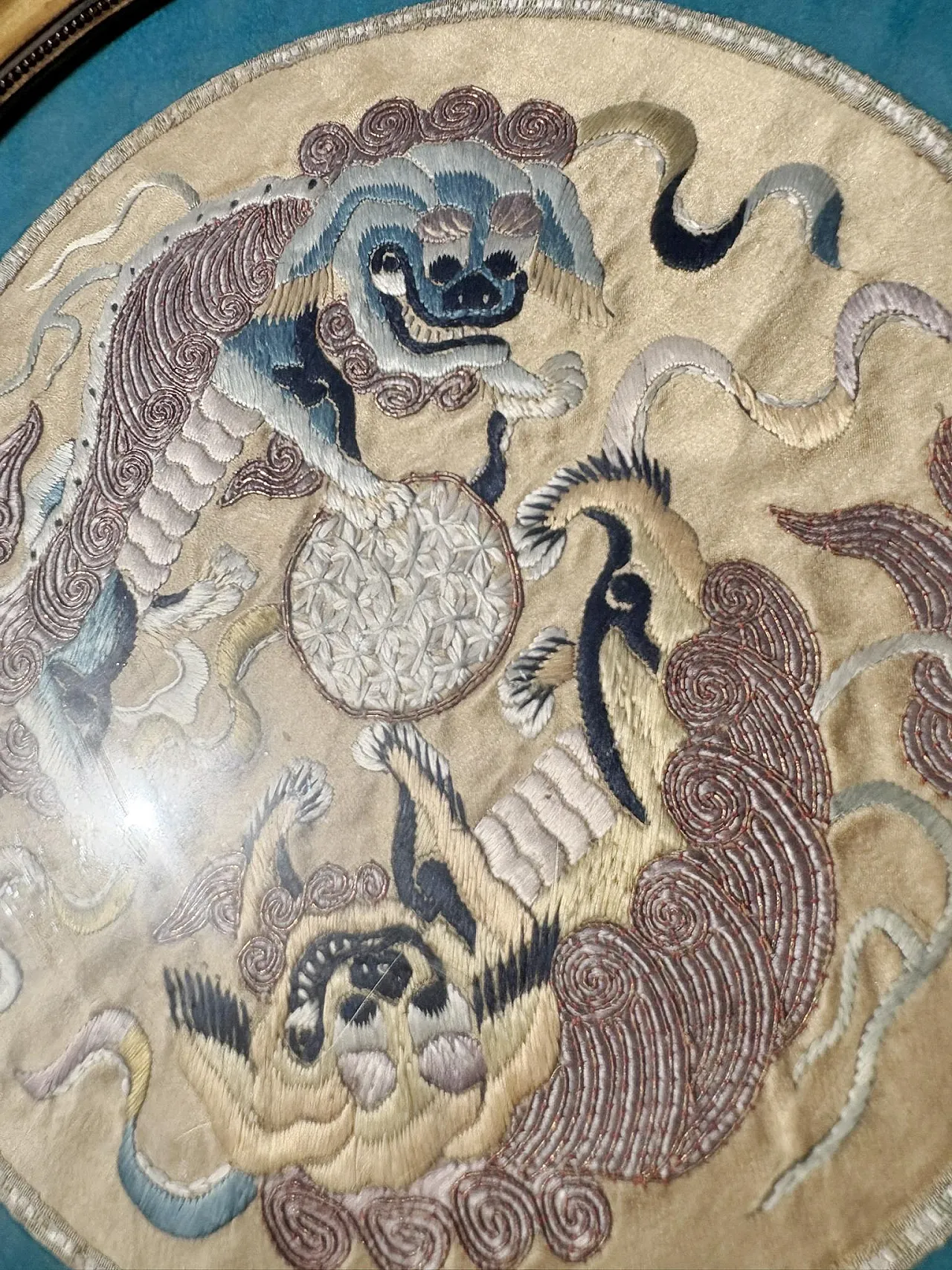 Silk embroidery artwork in a gilt frame, 19th century 5