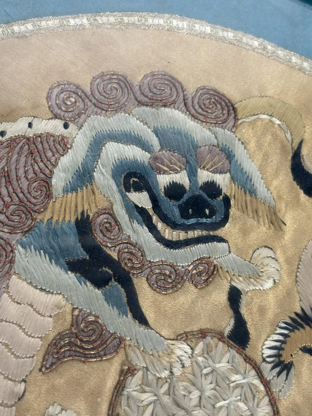 Silk embroidery artwork in a gilt frame, 19th century 6