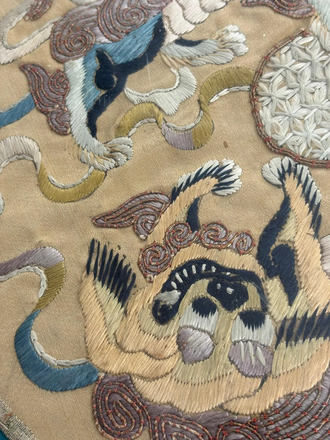 Silk embroidery artwork in a gilt frame, 19th century 12