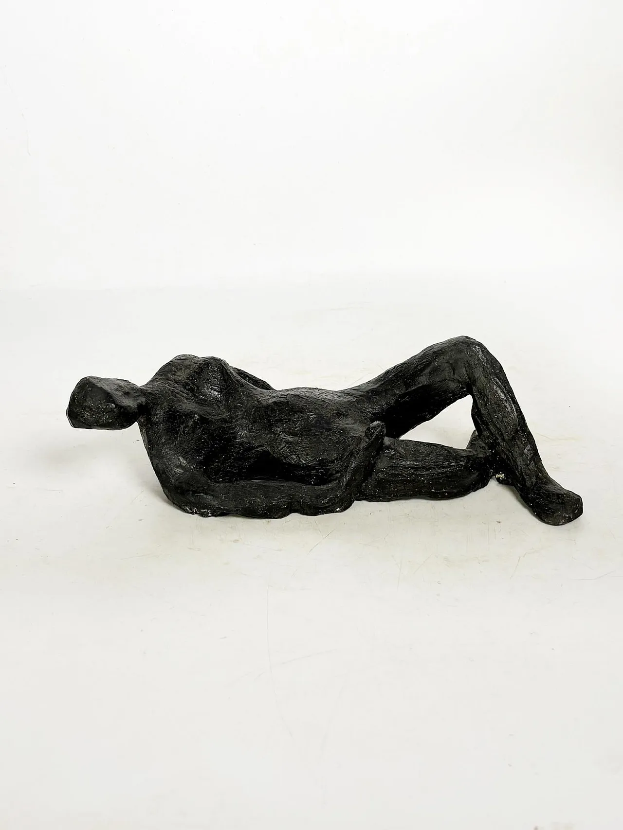 Scultura di donna reclinata in argilla Chamotte, anni '70 2