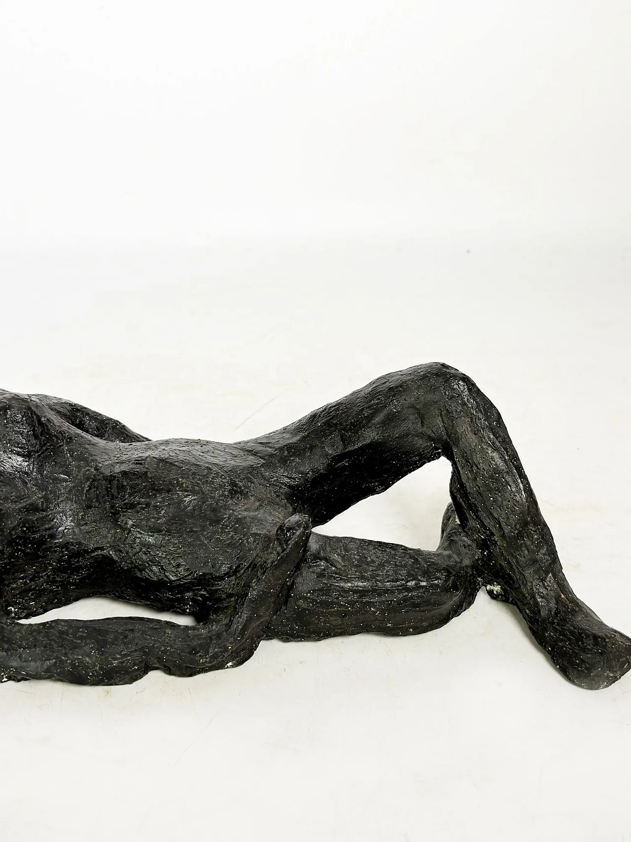 Scultura di donna reclinata in argilla Chamotte, anni '70 6