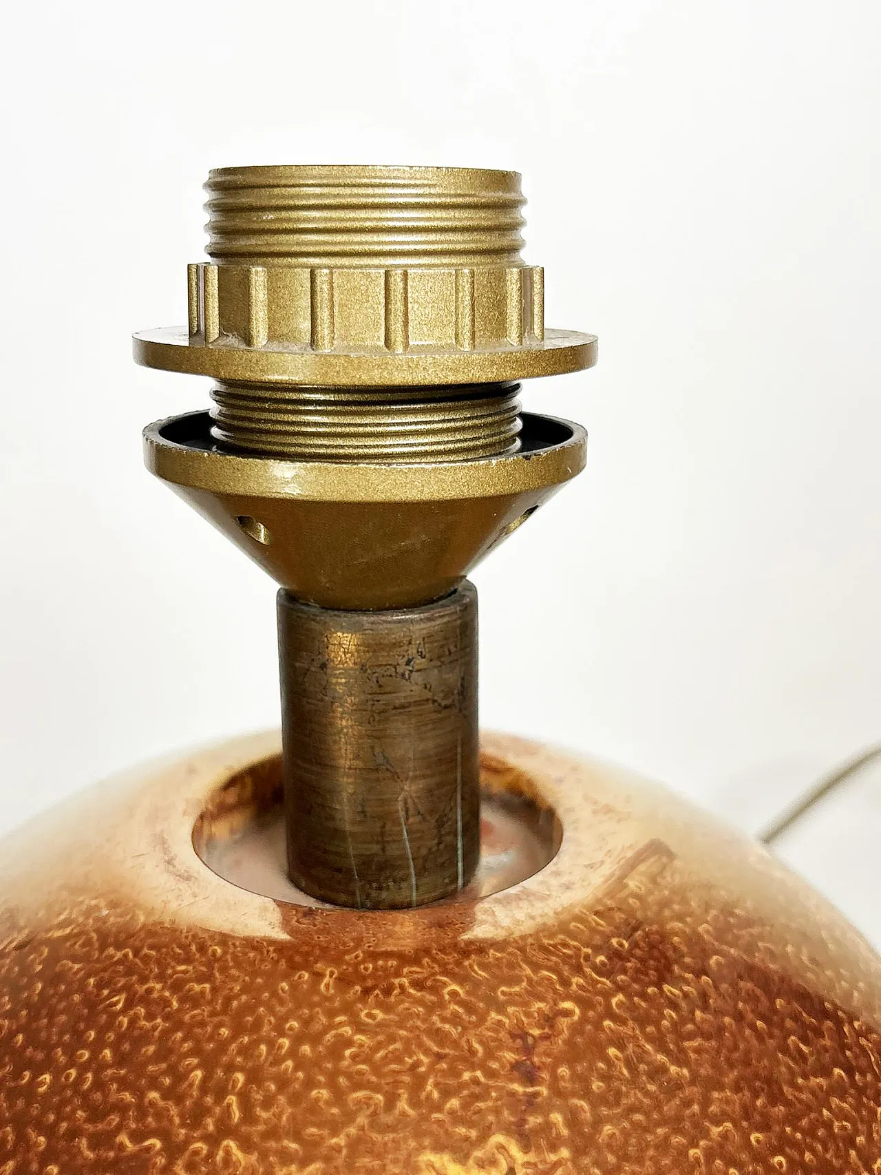 Tavolo in vetro dipinto marrone con effetto paglia d'oro, anni '70 4