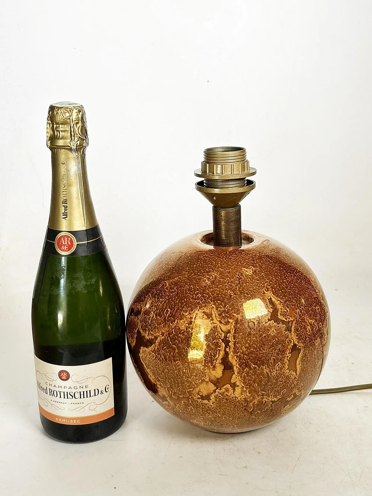 Tavolo in vetro dipinto marrone con effetto paglia d'oro, anni '70 5