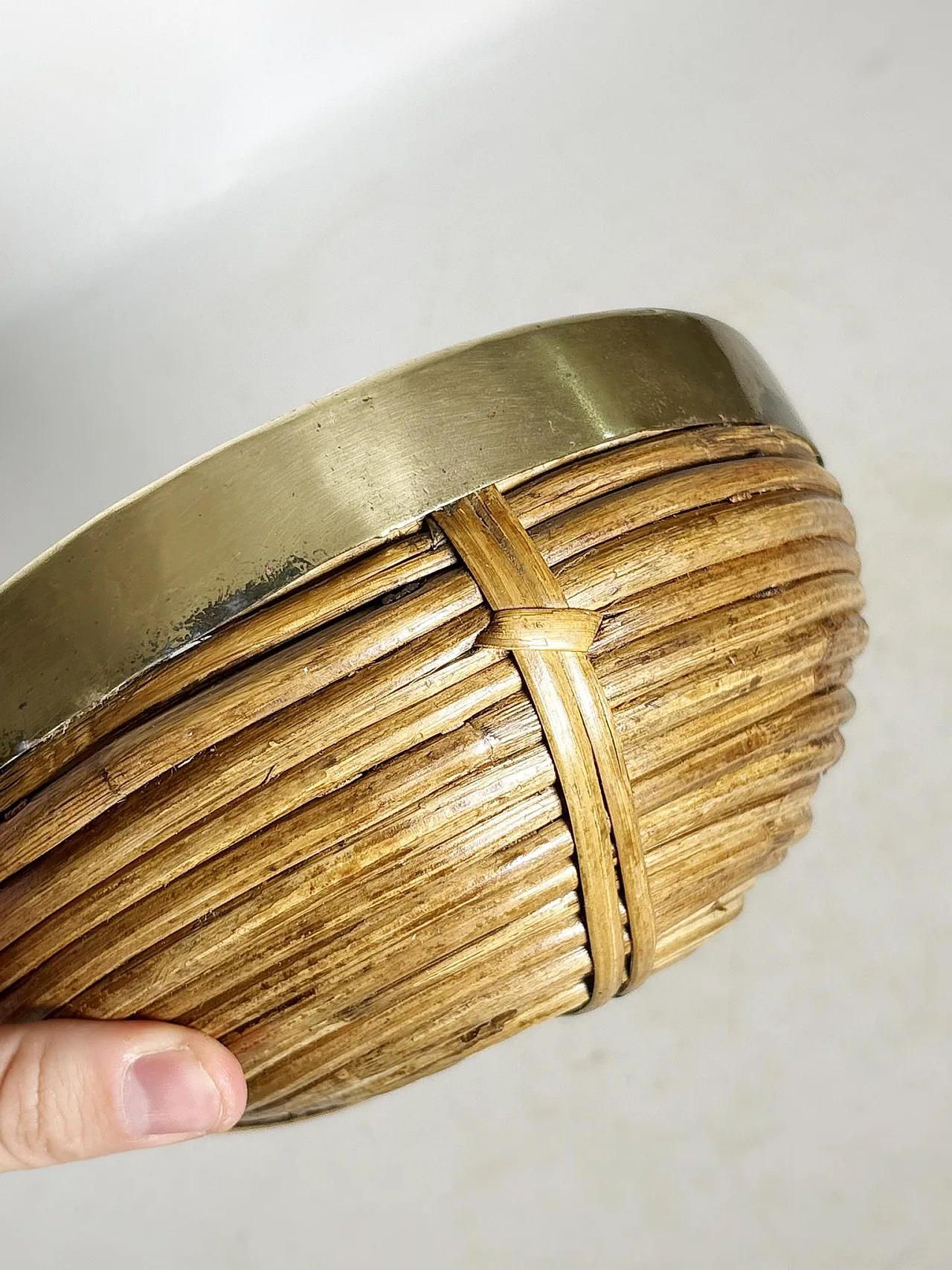 Cestino in giunco e ottone, stile Costa Azzurra, anni '50 9