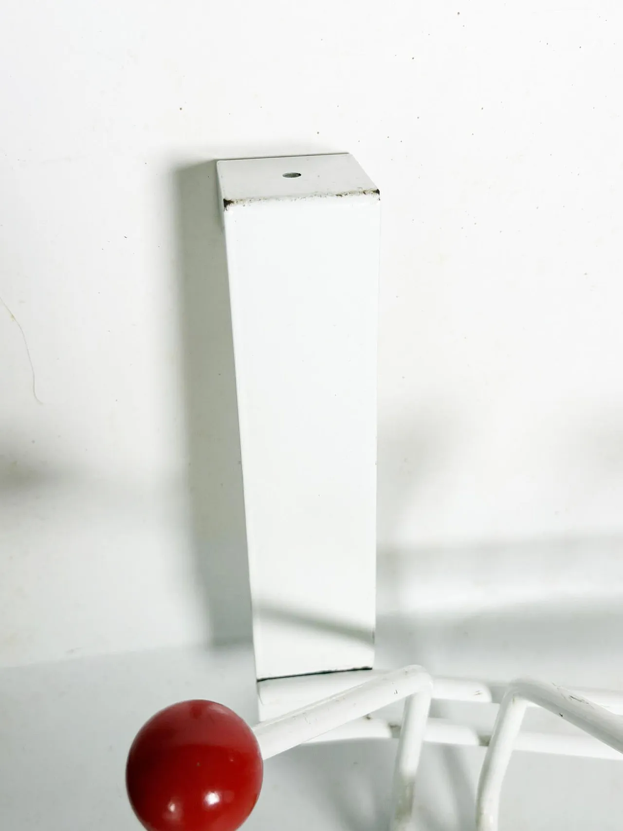 Appendiabiti in metallo bianco e legno, anni '70 7