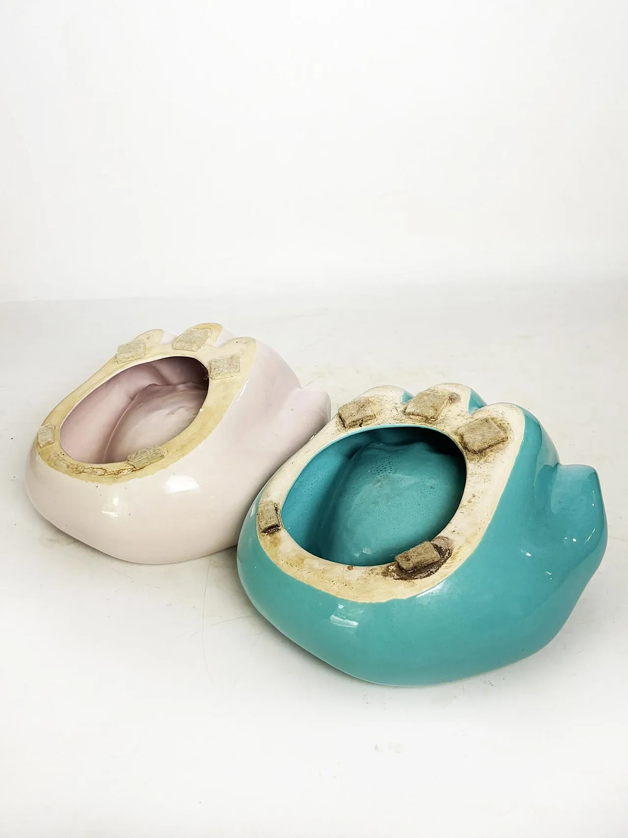 Pair of blue and green bear paw ceramic ashtrays, 1970s 7