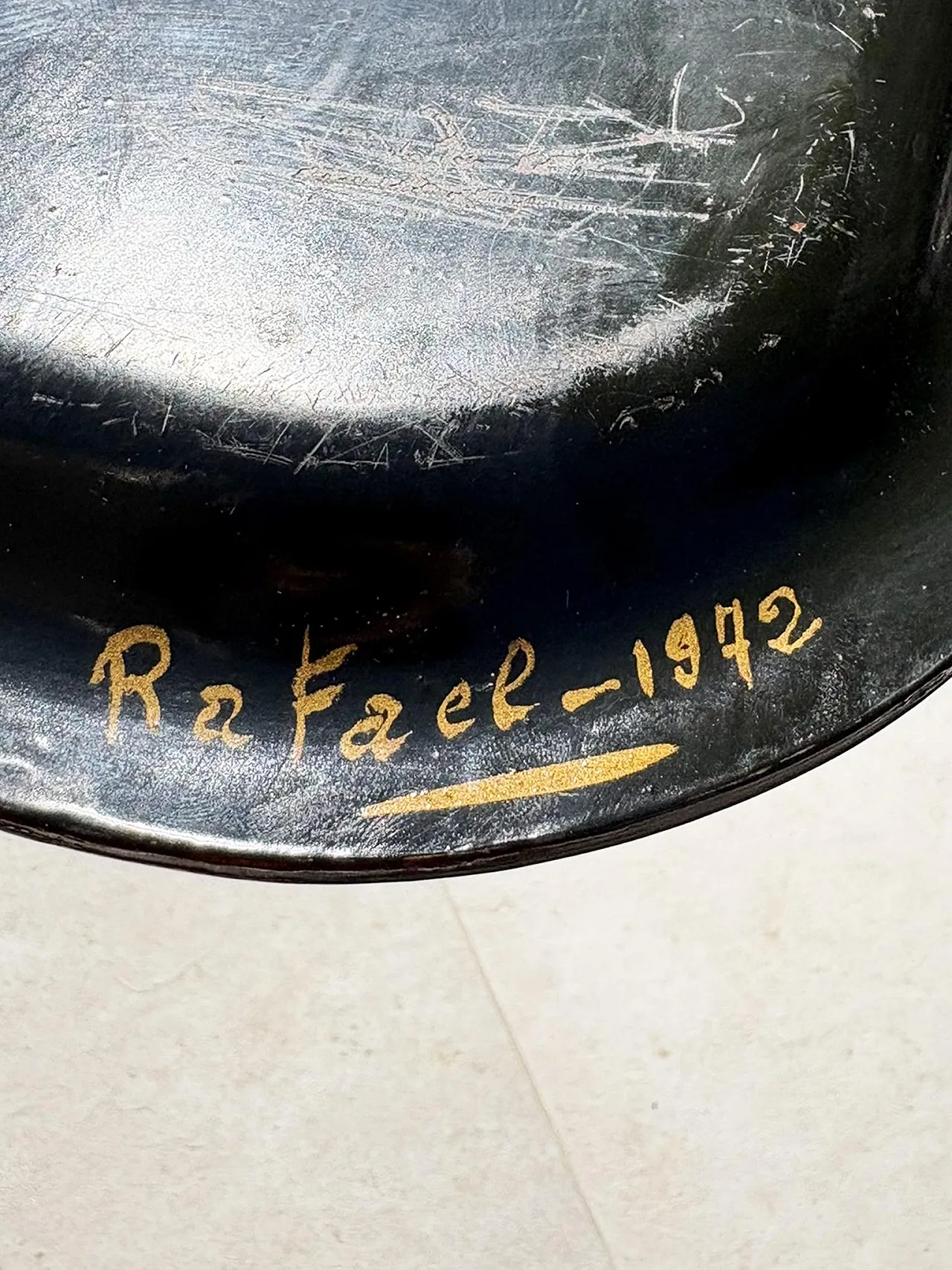 Vassoio nero in cartapesta, firmato, anni '70 9