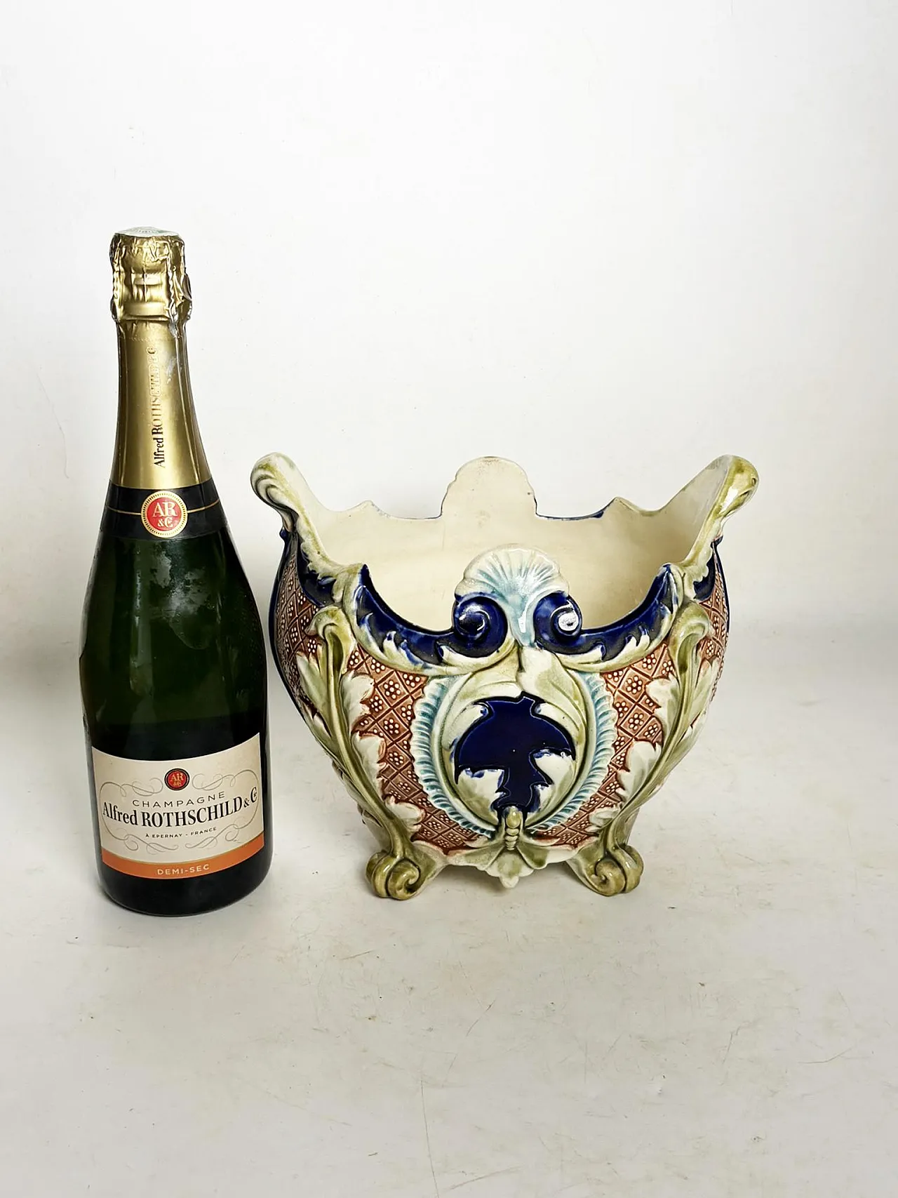 Majolica ceramic planter, 19th century 3