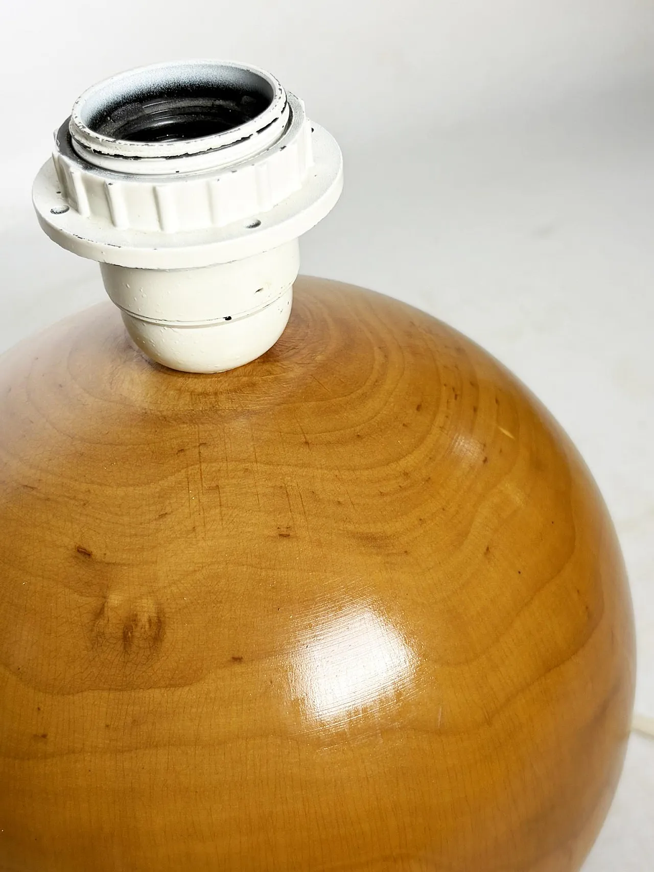 Lampada da tavolo a sfera in legno, anni '80 4