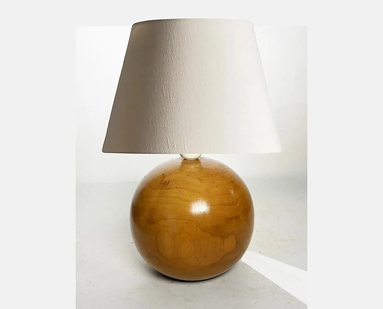 Lampada da tavolo a sfera in legno, anni '80 11