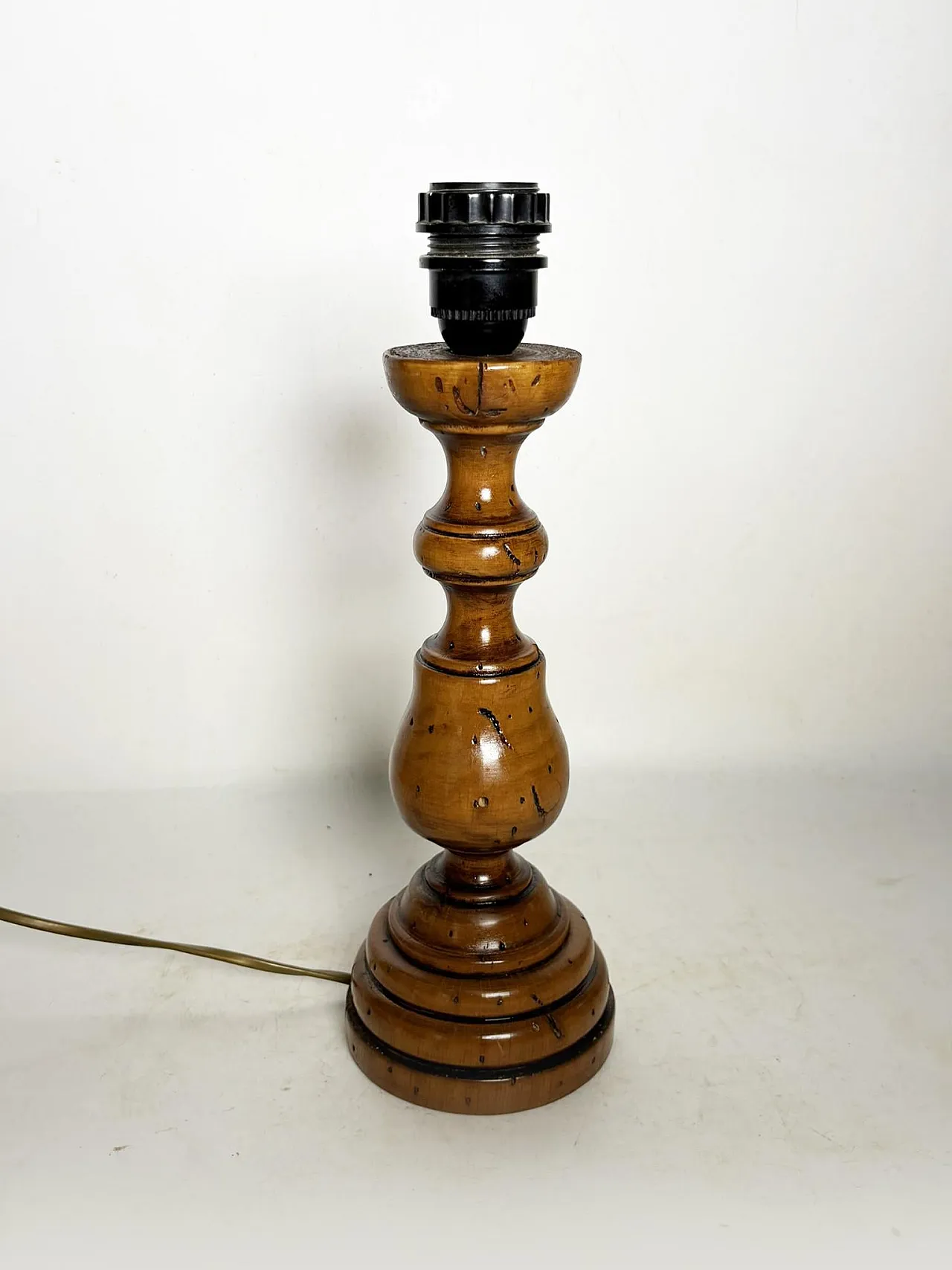 Lampada da tavolo in legno ritorto con patina antica, anni '70 2